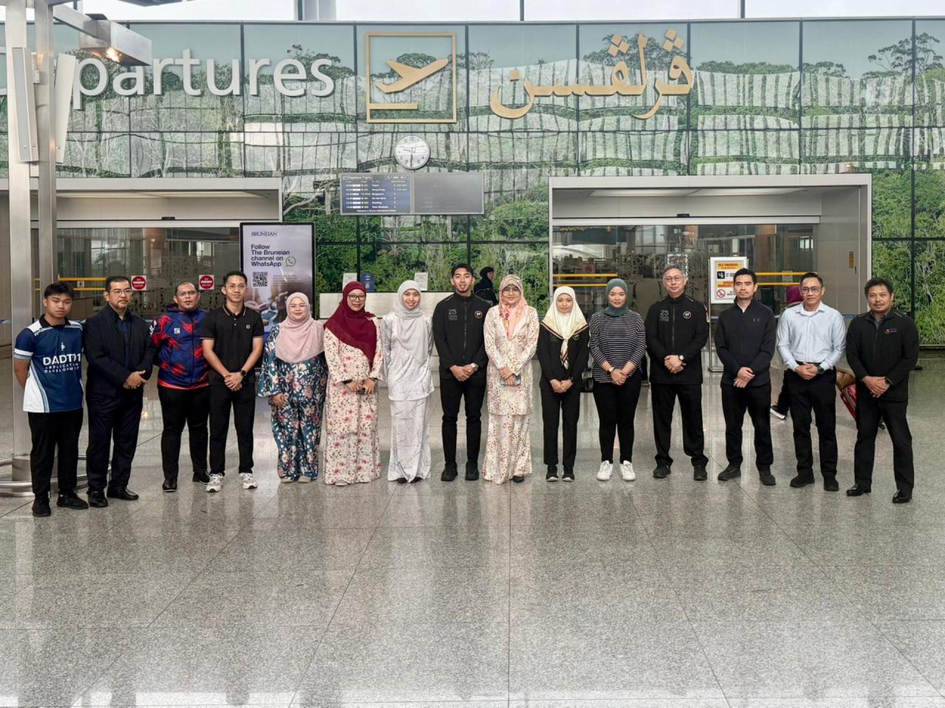 青年体育局长哈嘉乌米卡尔图姆与运动员及家属在机场合影