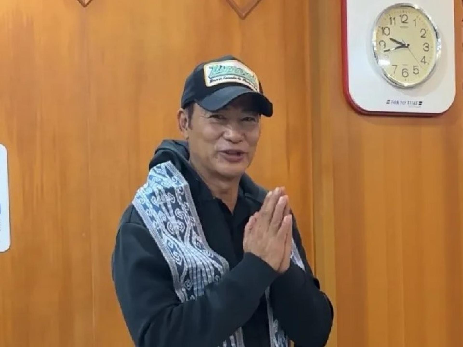 任达华于2025年11月12日抵达古晋后，与本地媒体及主办方见面。