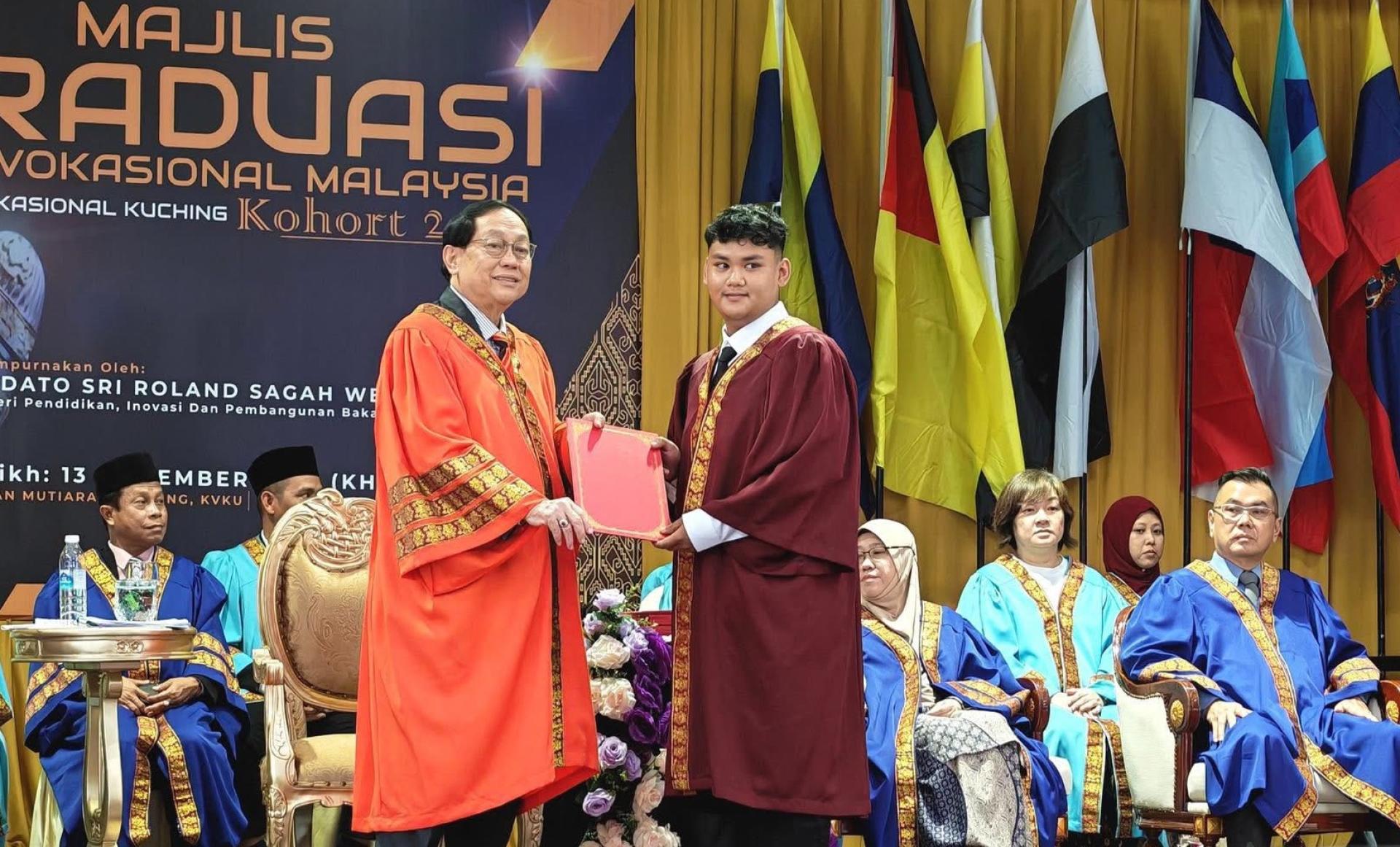 拿督法兰西哈丁（左）颁发证书给其中一名毕业学子。