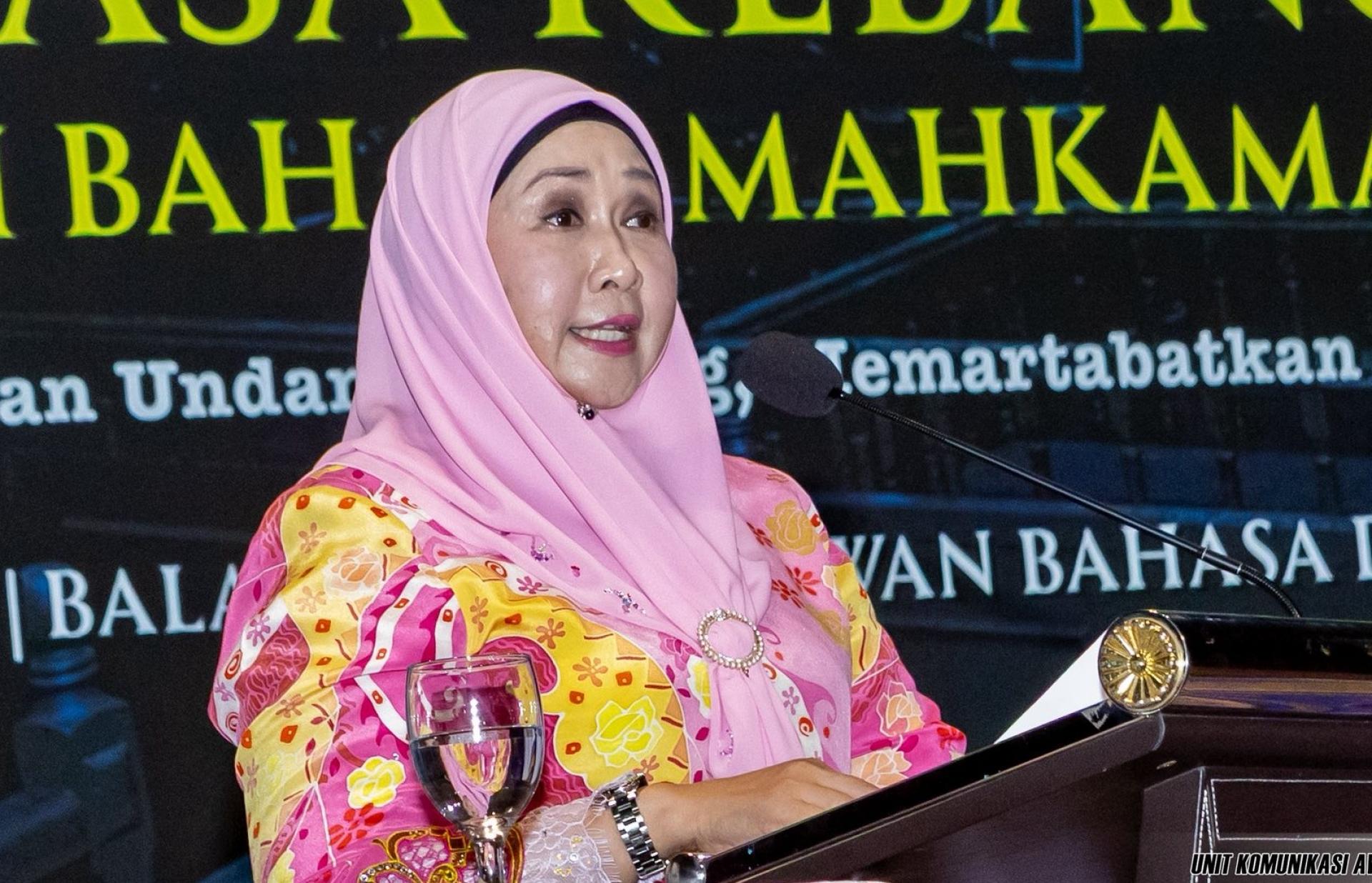 拿督哈茜达代表副总理阿旺登雅攻读其讲词。