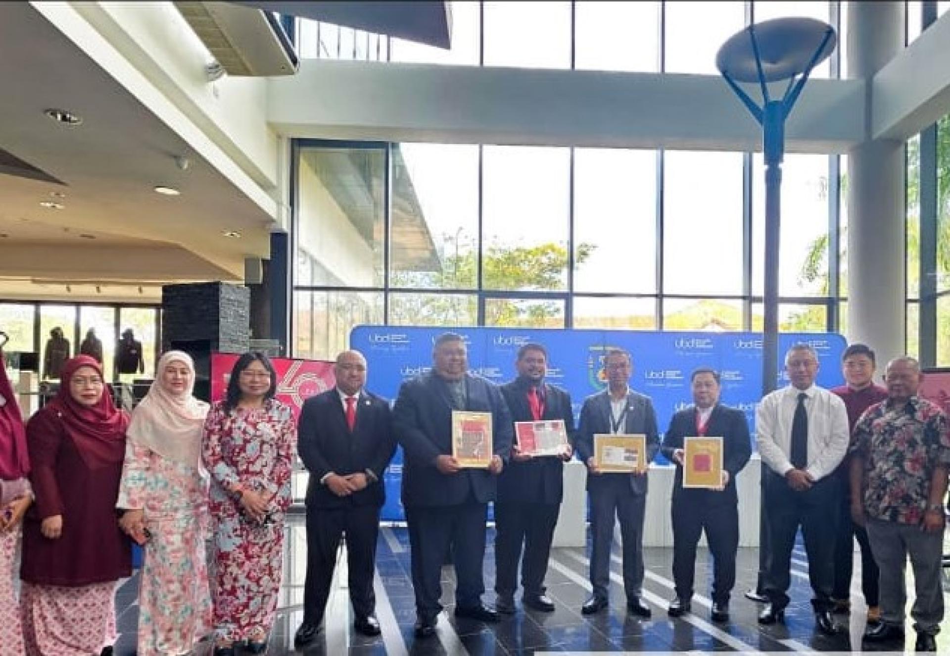 出席嘉宾展示汶大40周年校庆纪念邮票