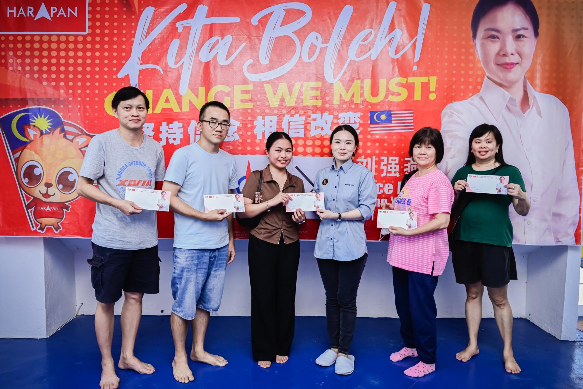 国会下议院副议长兼南兰区国会议员刘强燕于日前分发援助金予58位受惠人士，同时也颁发小型发展金予23个社团组织、学校、乡区发展与安全委员会及庙宇。