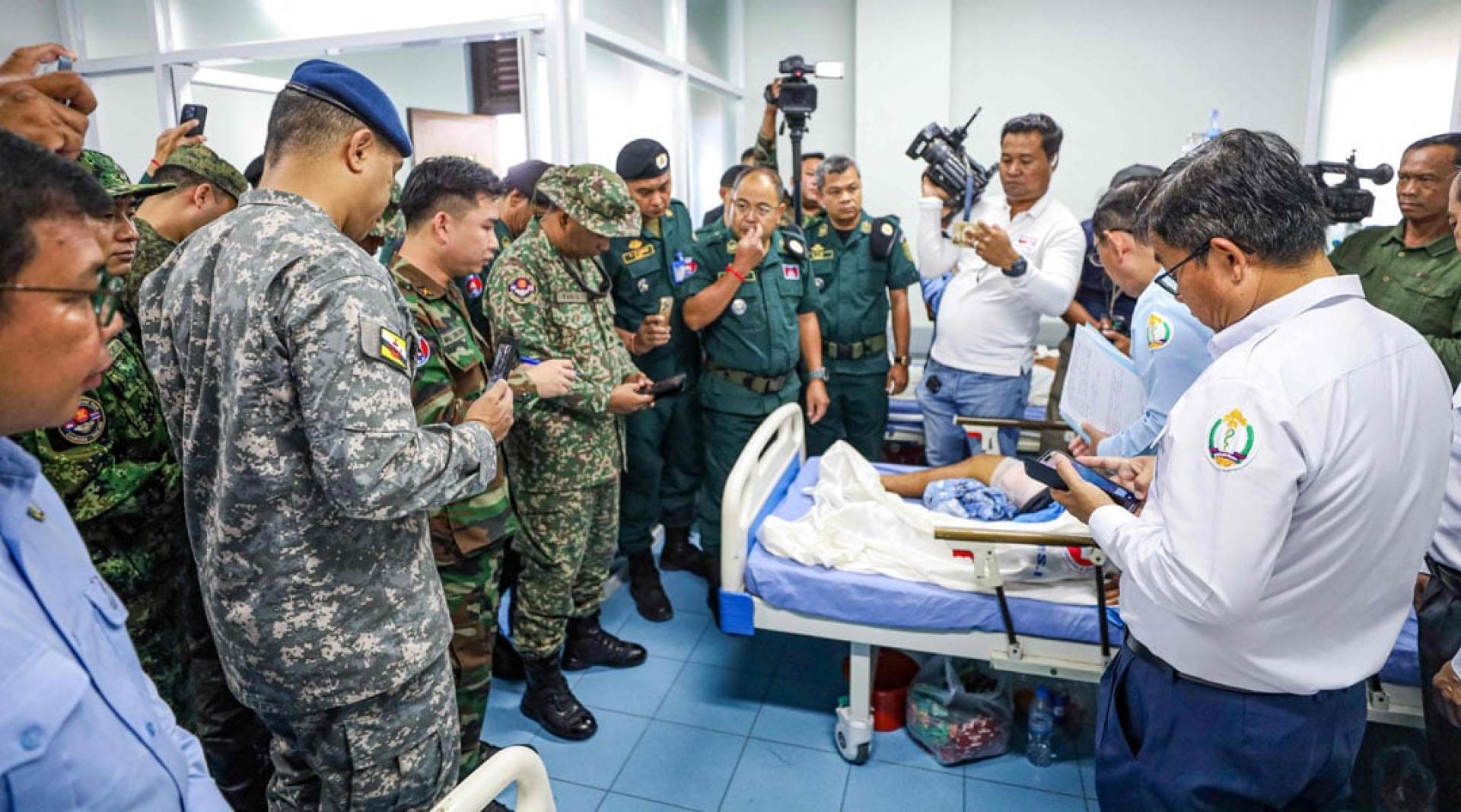 东盟观察团（AOT）前往慰问冲突中受伤的民众。