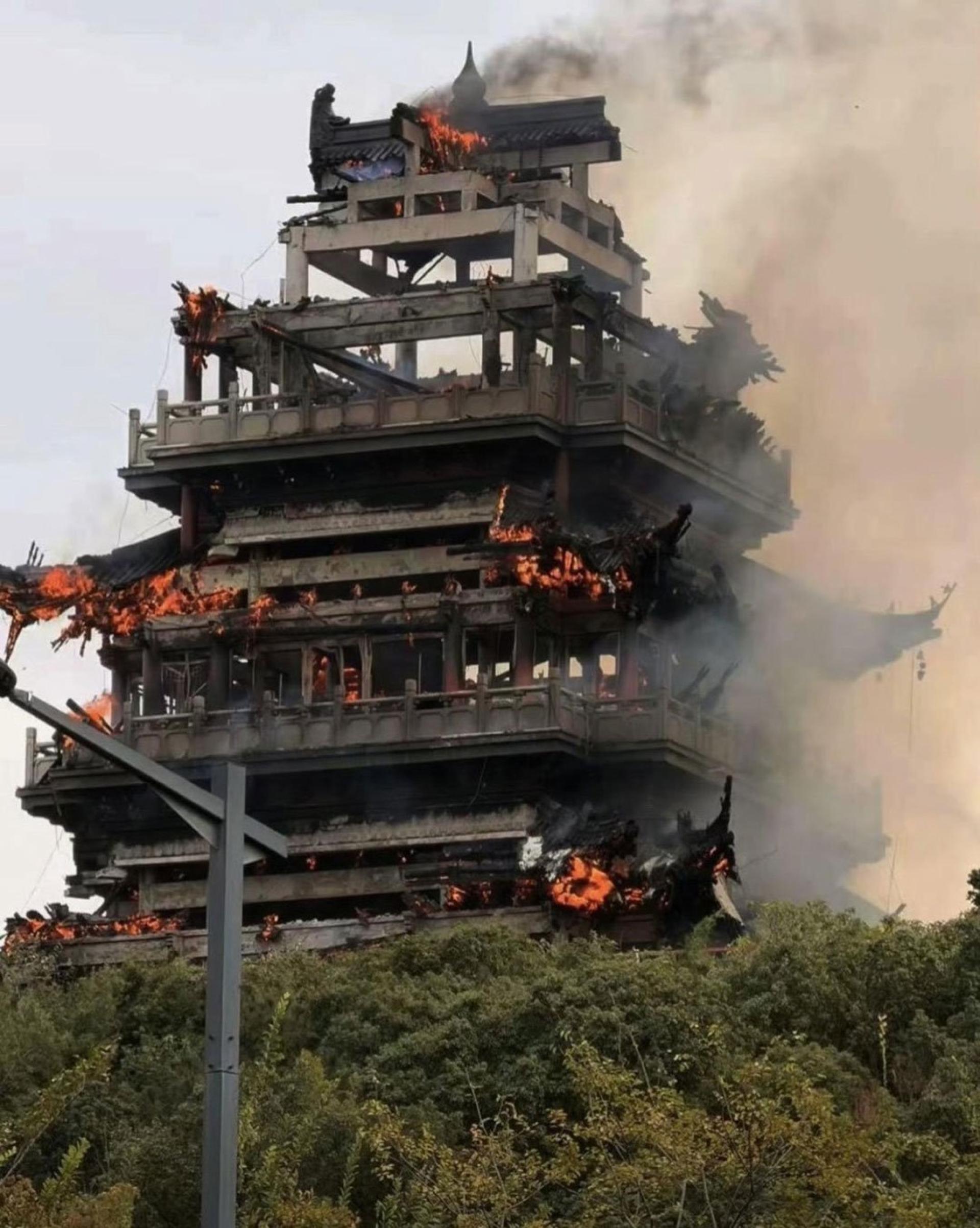 永庆寺的仿古文昌阁被烧通顶。