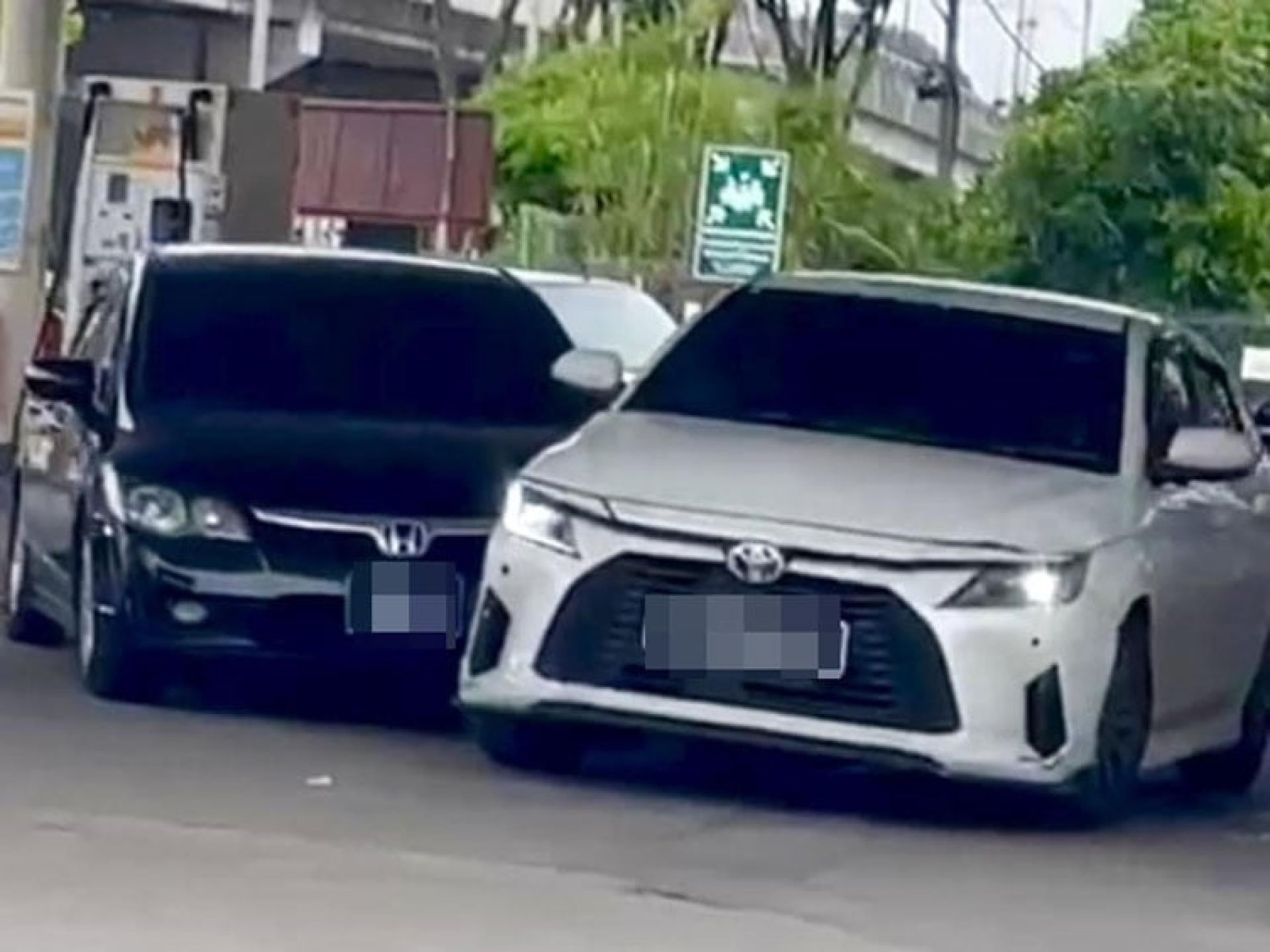 两辆轿车一度发生碰撞。