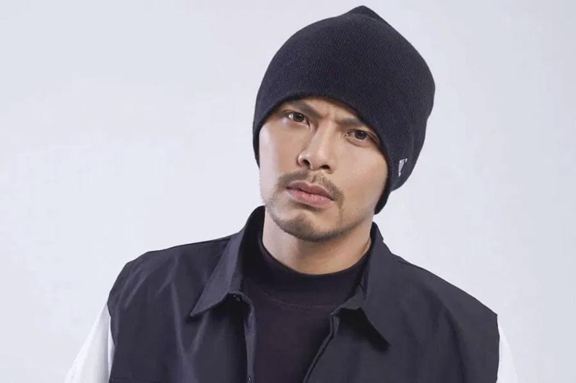 黄明志离开警局了！  周四下午3时50分左右，黄明志身穿相信早前进入警局前的衣服，在代表律师郑清丰等人的陪同下，乘坐一辆早前在警局前停下的马自达CX-5车子，复离开警局。  他们没有停车或接受访问。