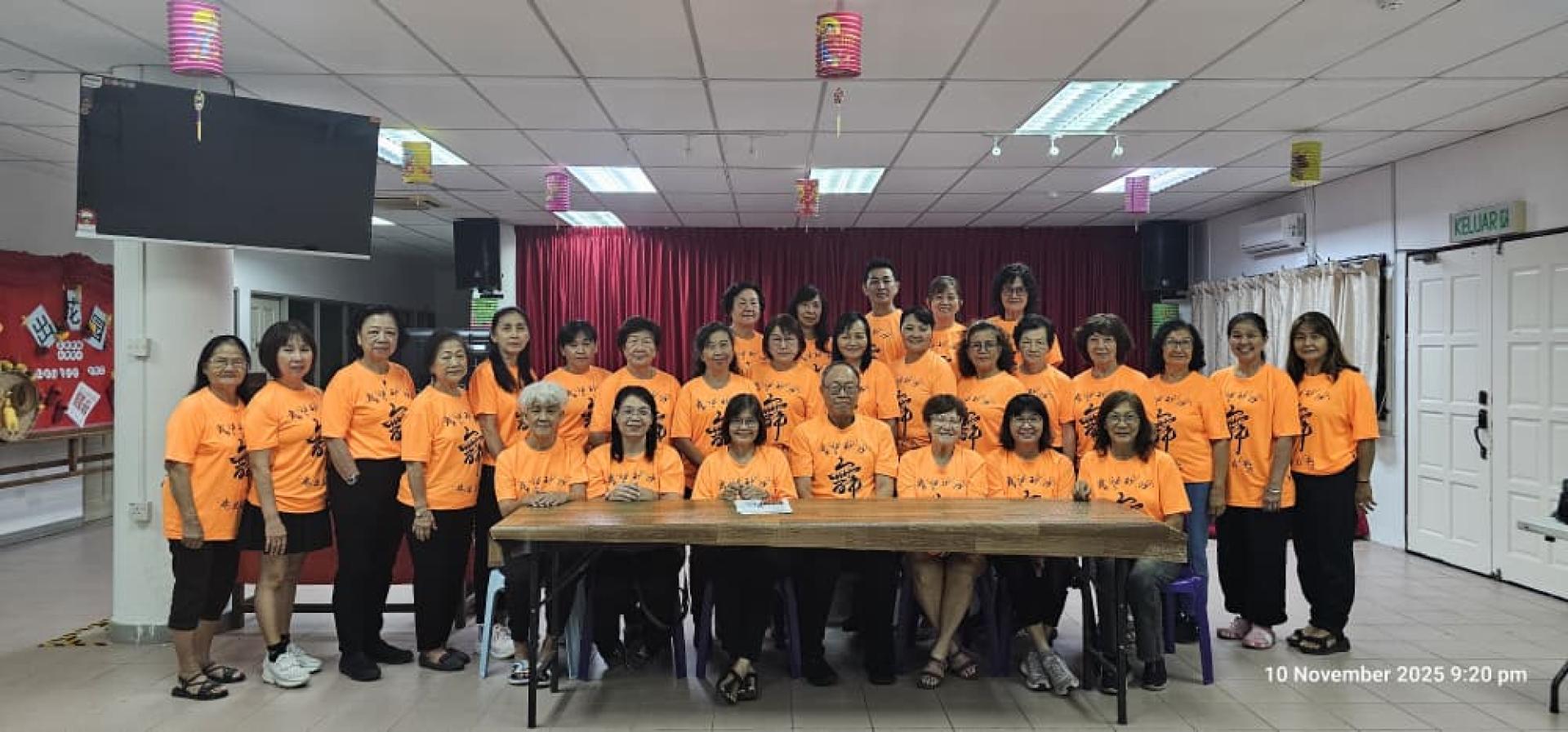 2025年第18届砂沙舞蹈观摩大汇演庆典筹备会成员合影。