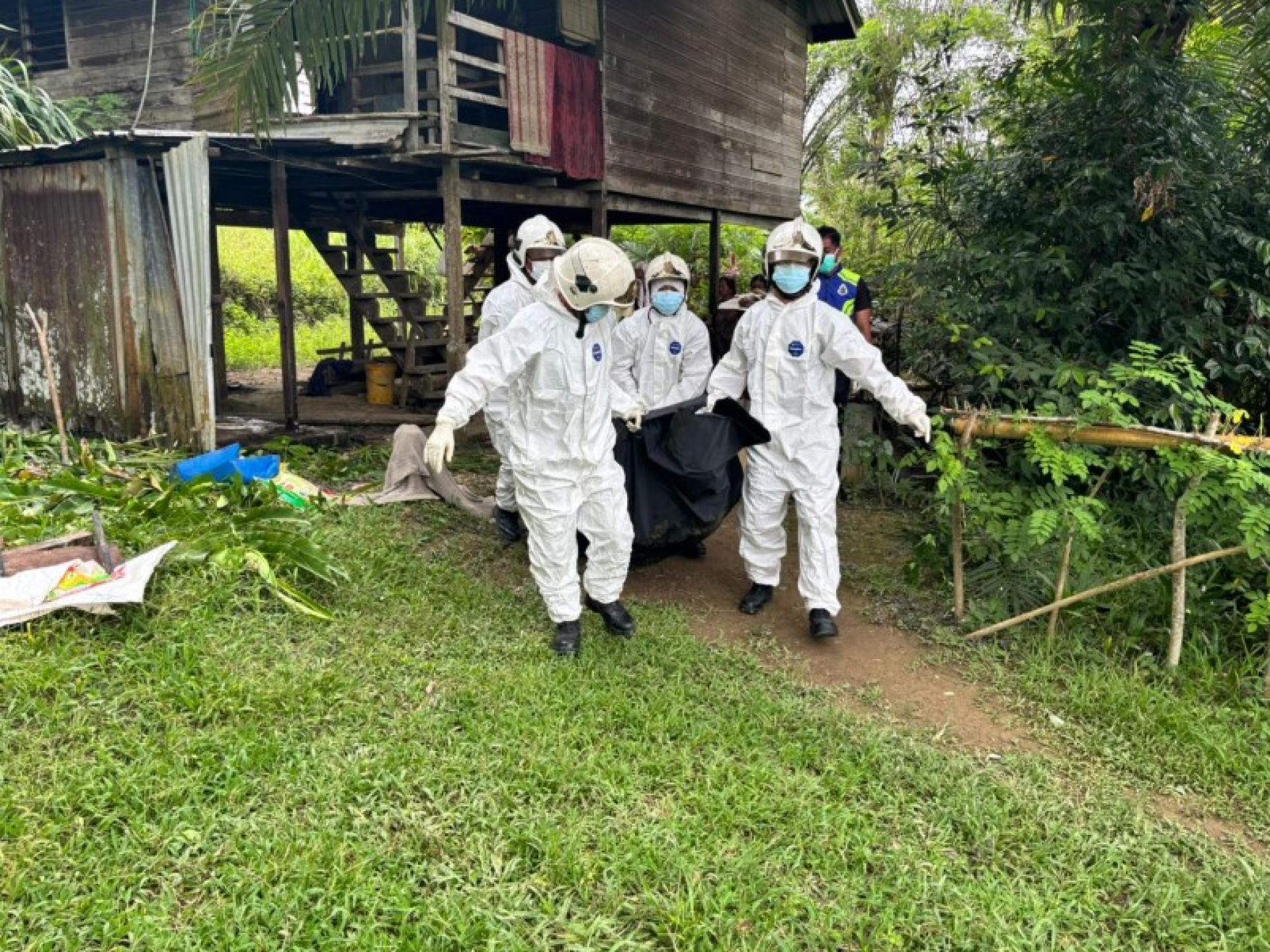 消拯员将被发现多日的男尸从尼亚一处员工宿舍抬出。