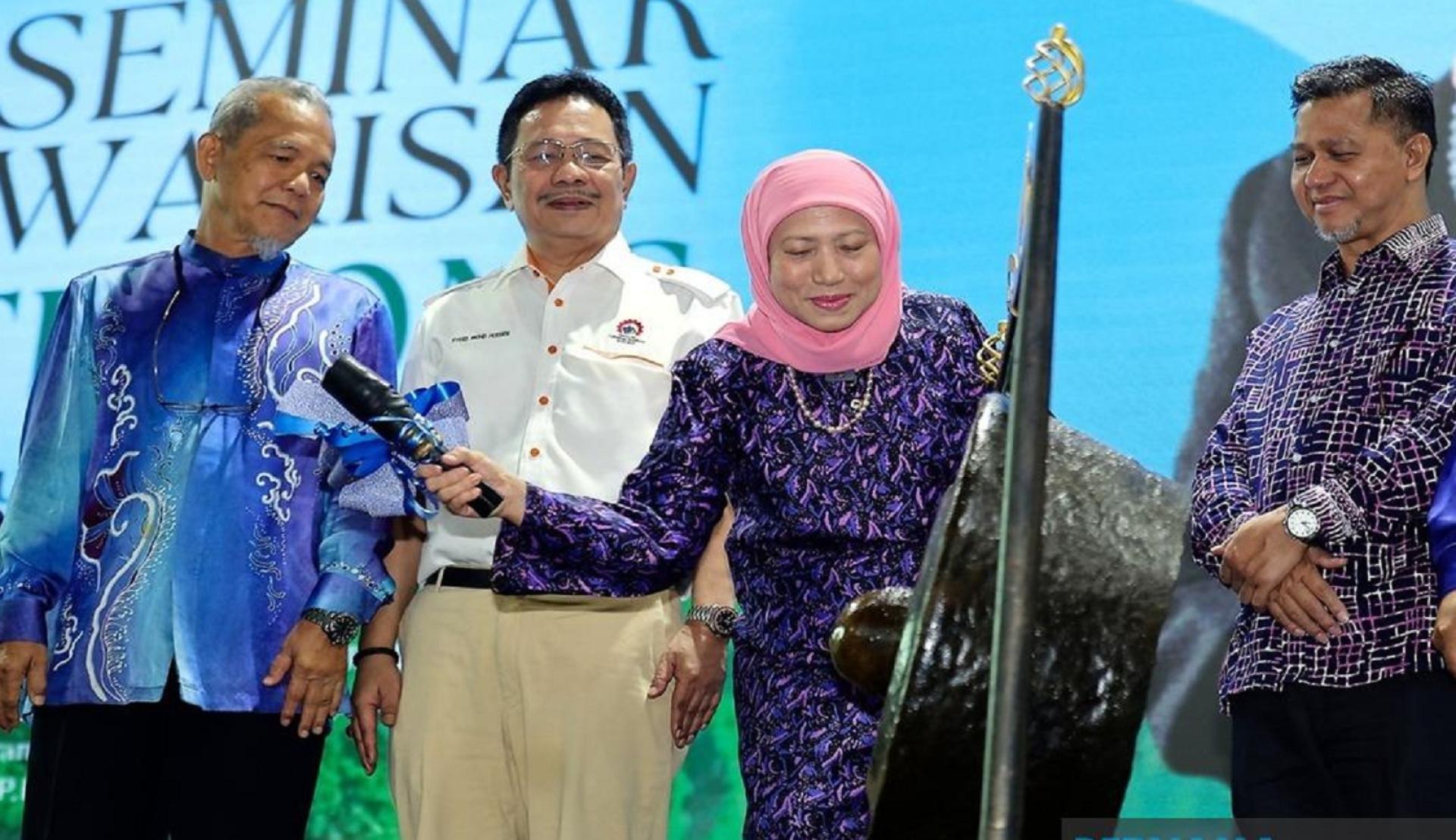 我国妇女、家庭及社区发展部长拿督斯里南茜（右2）为“山都望遗产研讨会：探索知识与文明遗迹”主持鸣锣开幕。