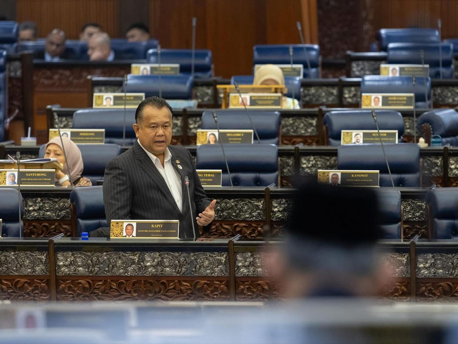 公共工程部长拿督斯里亚历山大。