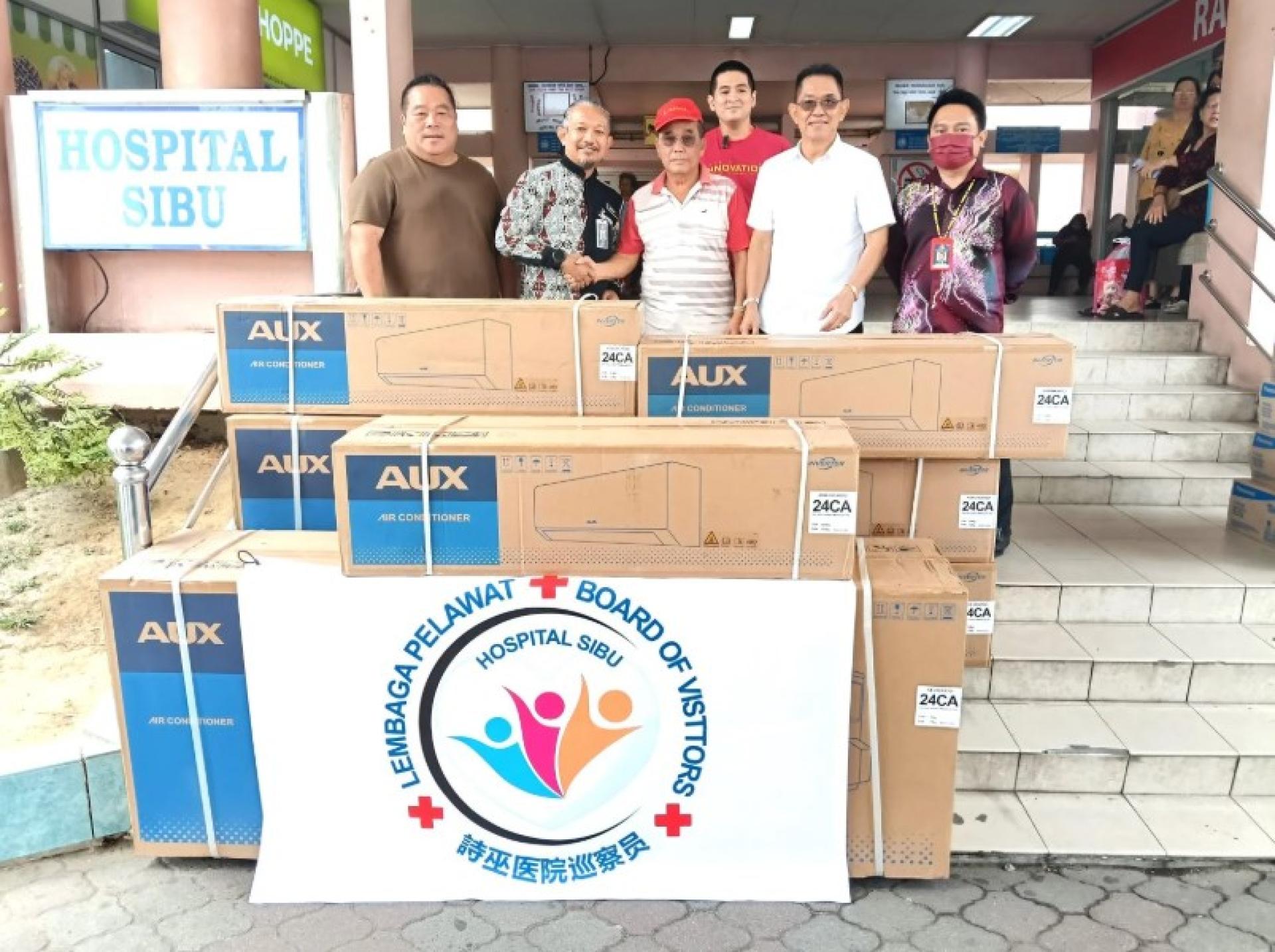 尼占医生（左2）与Chuong Soui Chang握手，象征移交冷气机捐赠。