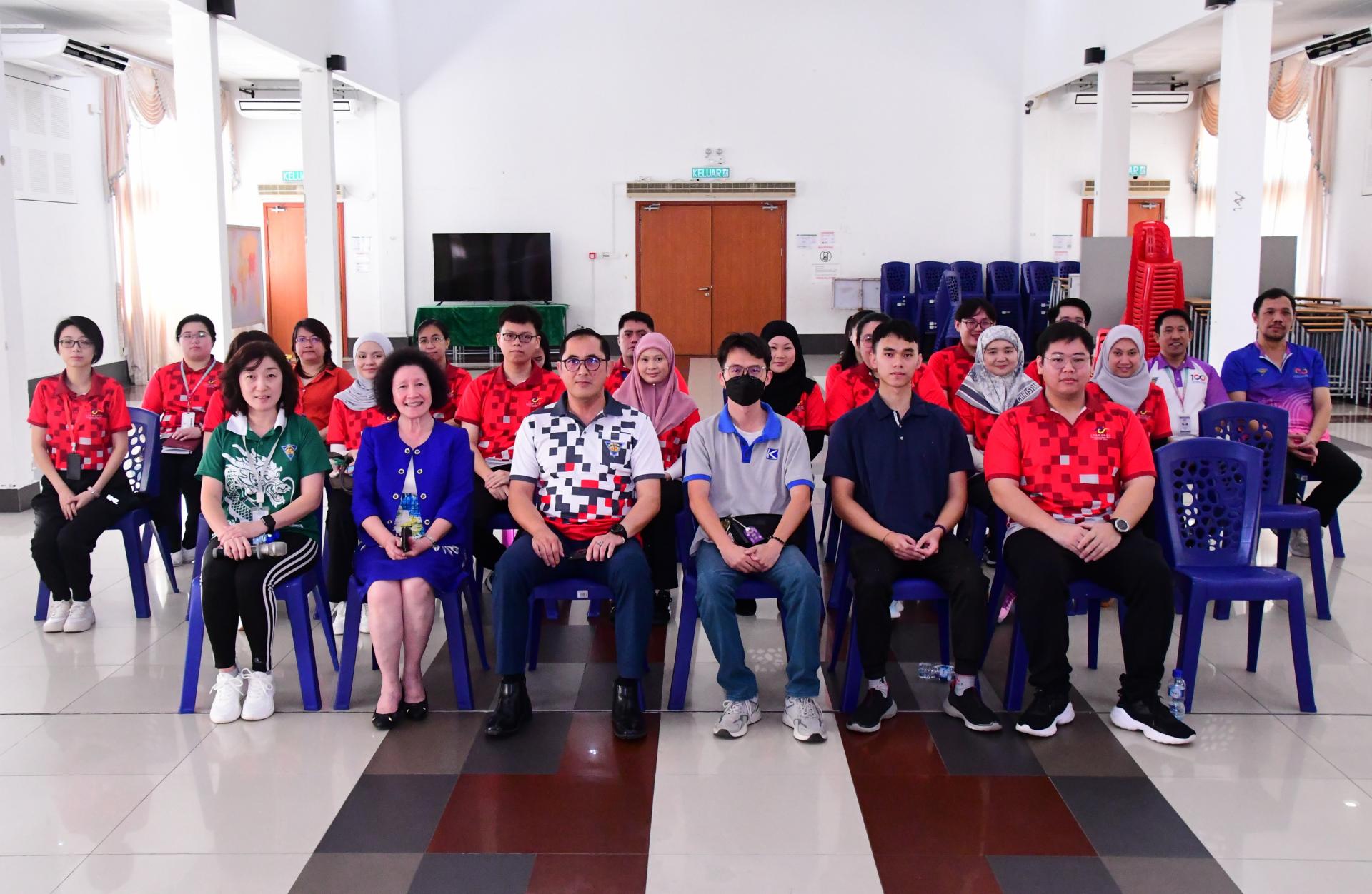 图为汶中董教与科西公司两名技术人员在培训课程中合影。前排左3为汶中董事副监学廖添顺，许月兰校长（前左2）、郑秀英助理校长（前左）；前排右2及前排右3为科西公司技术人员。