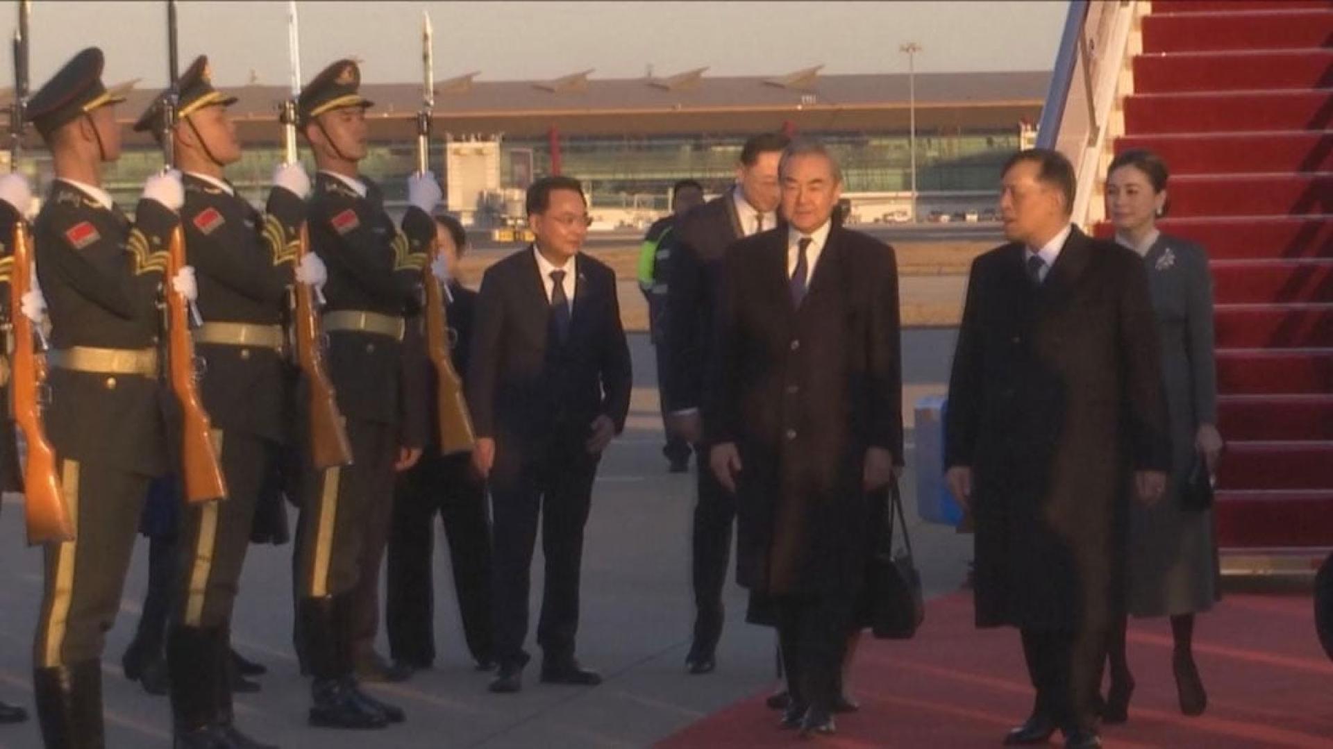 泰国国王哇集拉隆功（右二）和王后素提达（右一）13日抵达北京，中国外长王毅（右三）前往机场迎接。（香港无线新闻视频截图）
