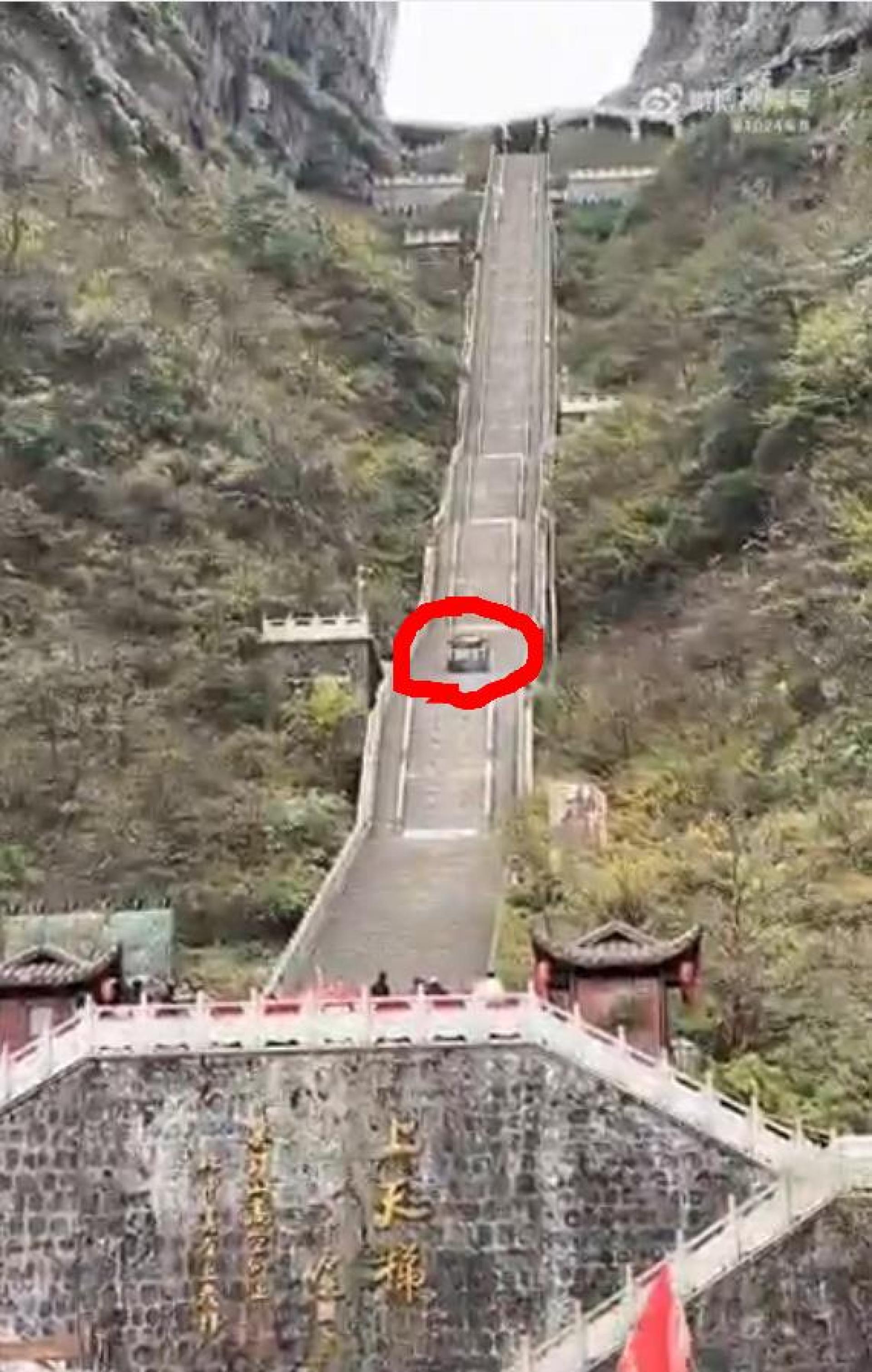 奇瑞风云X3L挑战攀爬张家界天门山“天梯”。