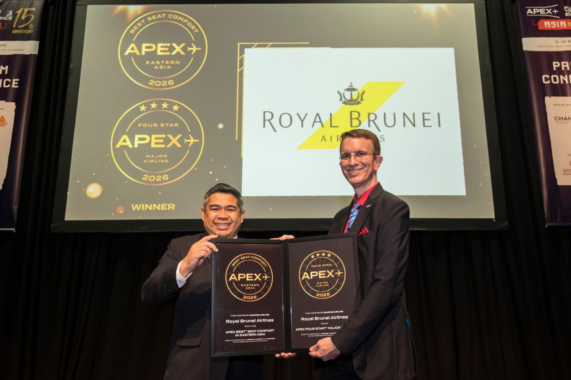 汶莱皇家航空公司首席运营官巴达鲁丁代表汶莱皇家航空公司在新加坡举行的APEX FTE亚洲博览会上领取了奖项