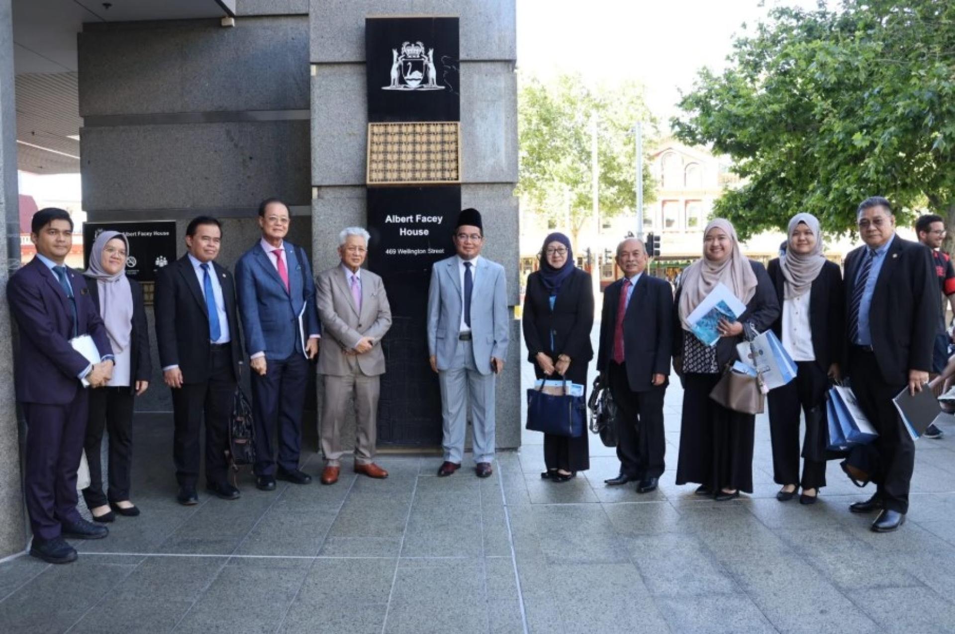 砂拉越代表团在珀斯威灵顿街的Albert Facey House 前合影，该处为西澳申诉专员办公室所在地。