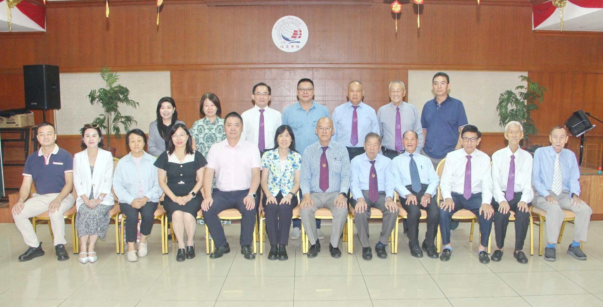 汶莱福建会馆理事们与中国厦门大学侨联合会代表团合影