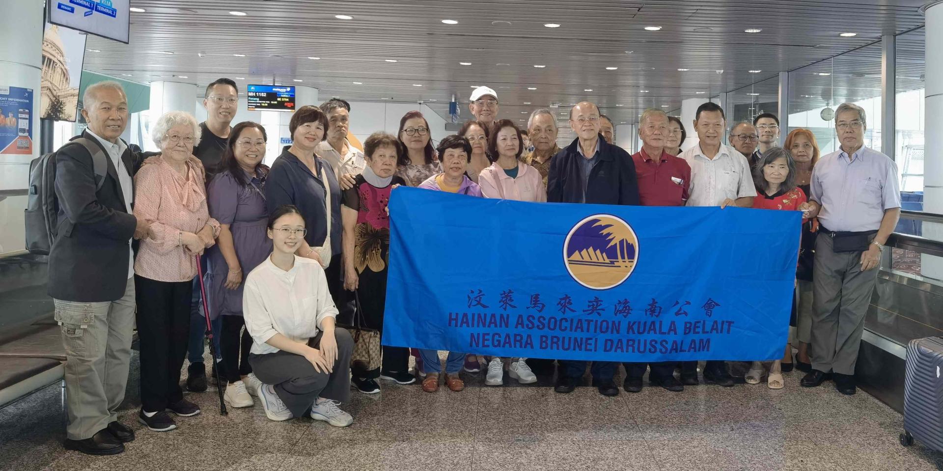 马来奕海南公会代表团在机场合影