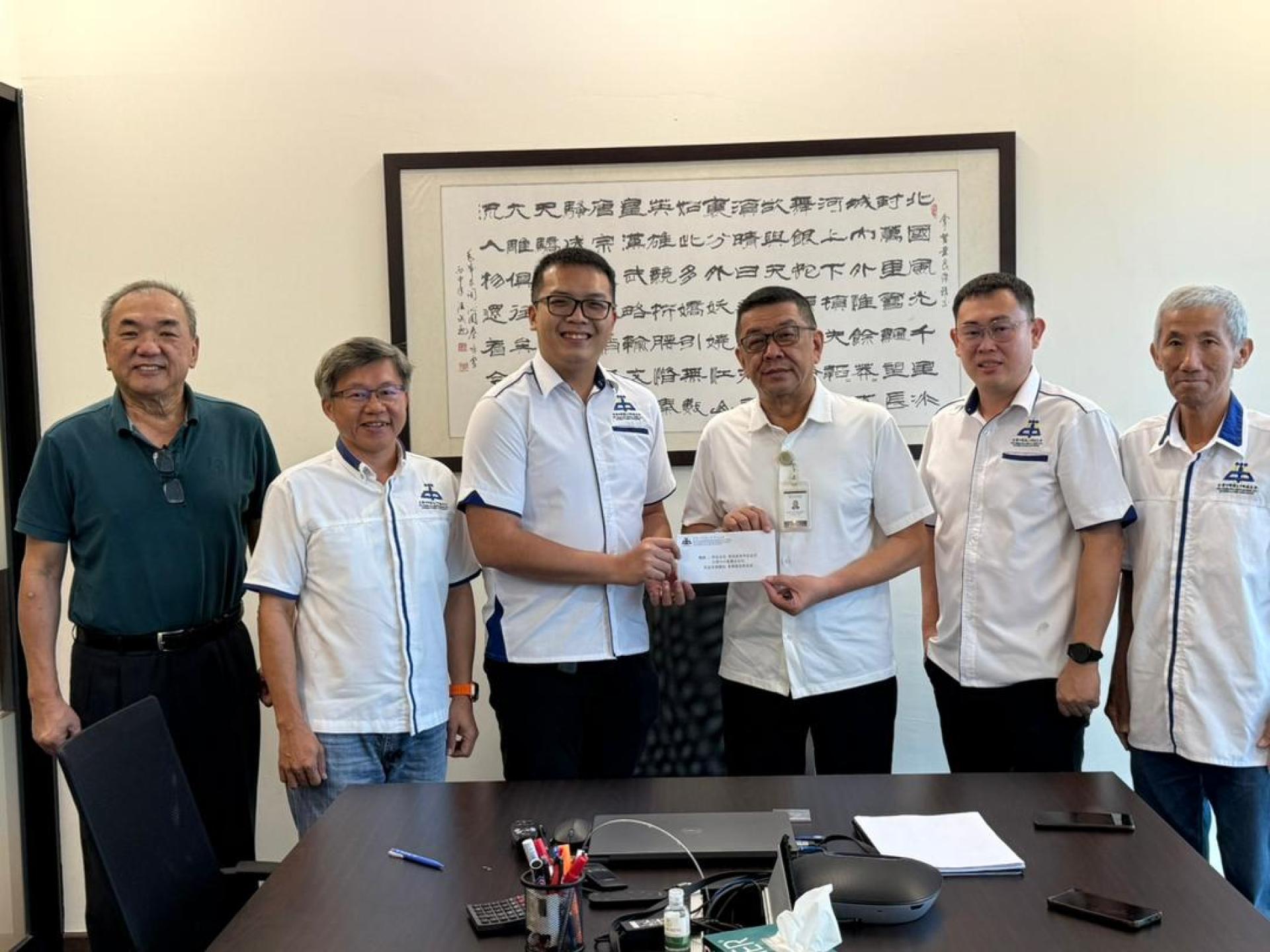 筹委会主席赖嘉胜在筹委陪同下移交邀请信于拿督斯里黄良杰校董。