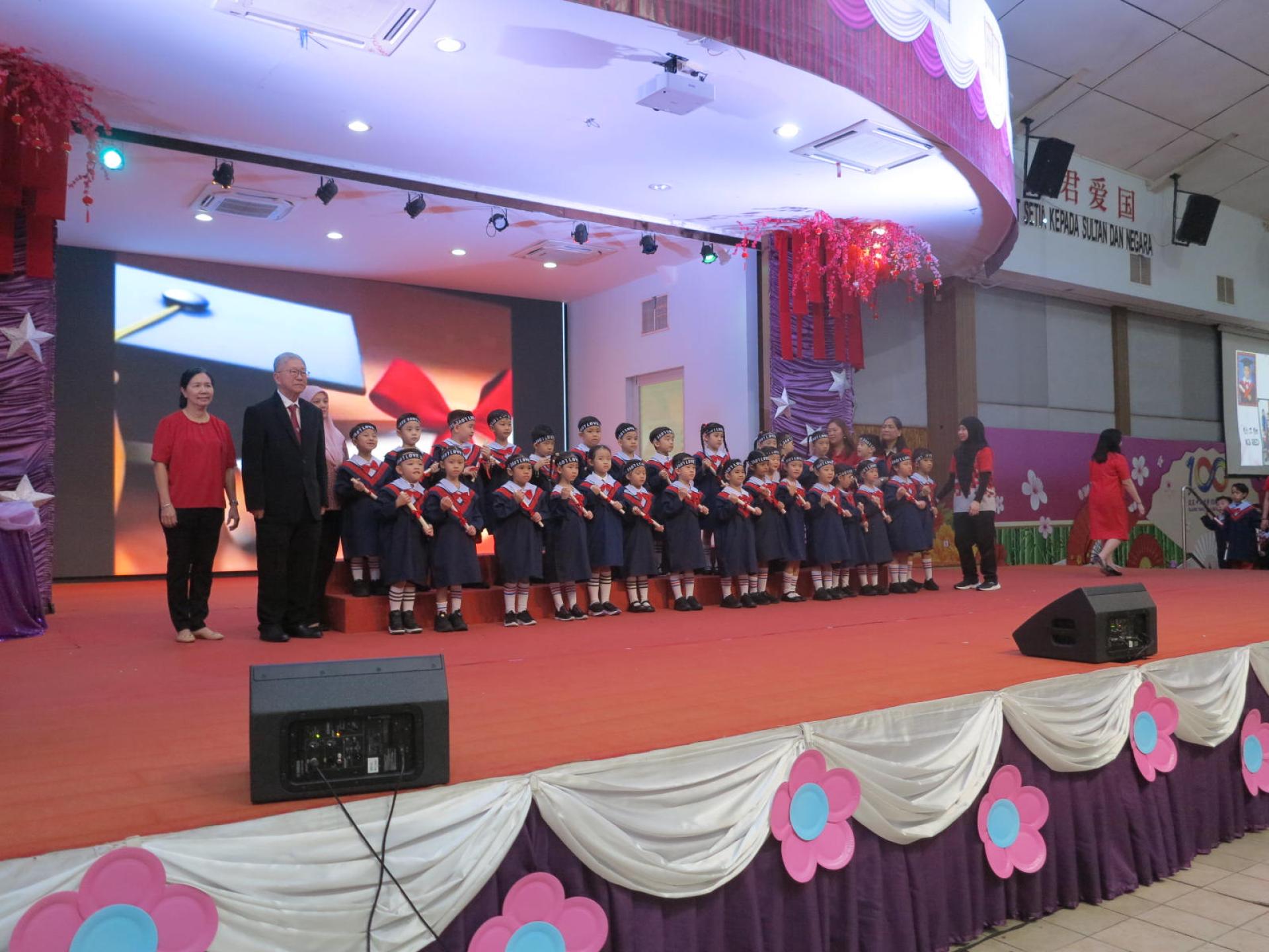 汶中副董事长王长荷与获得证书幼儿合影