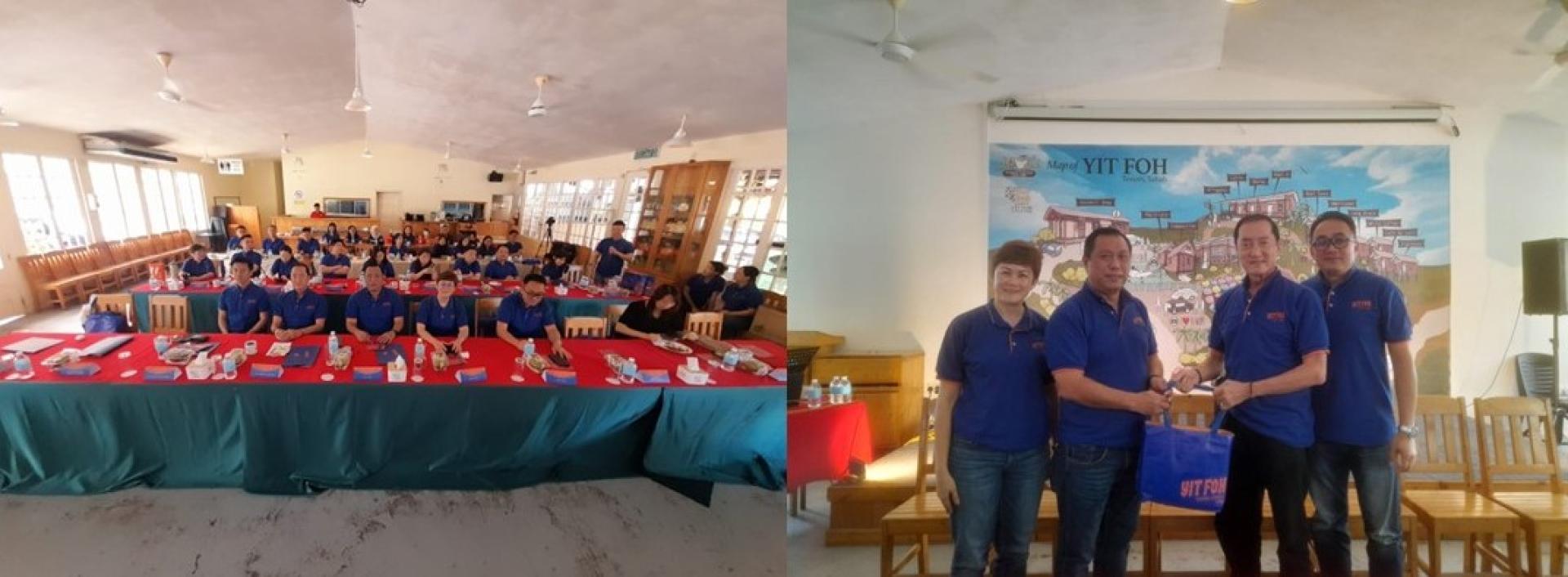 殷商程永年参加益和咖啡 举行的产品推介会，董事长杨炜青赠送纪念品予程永年