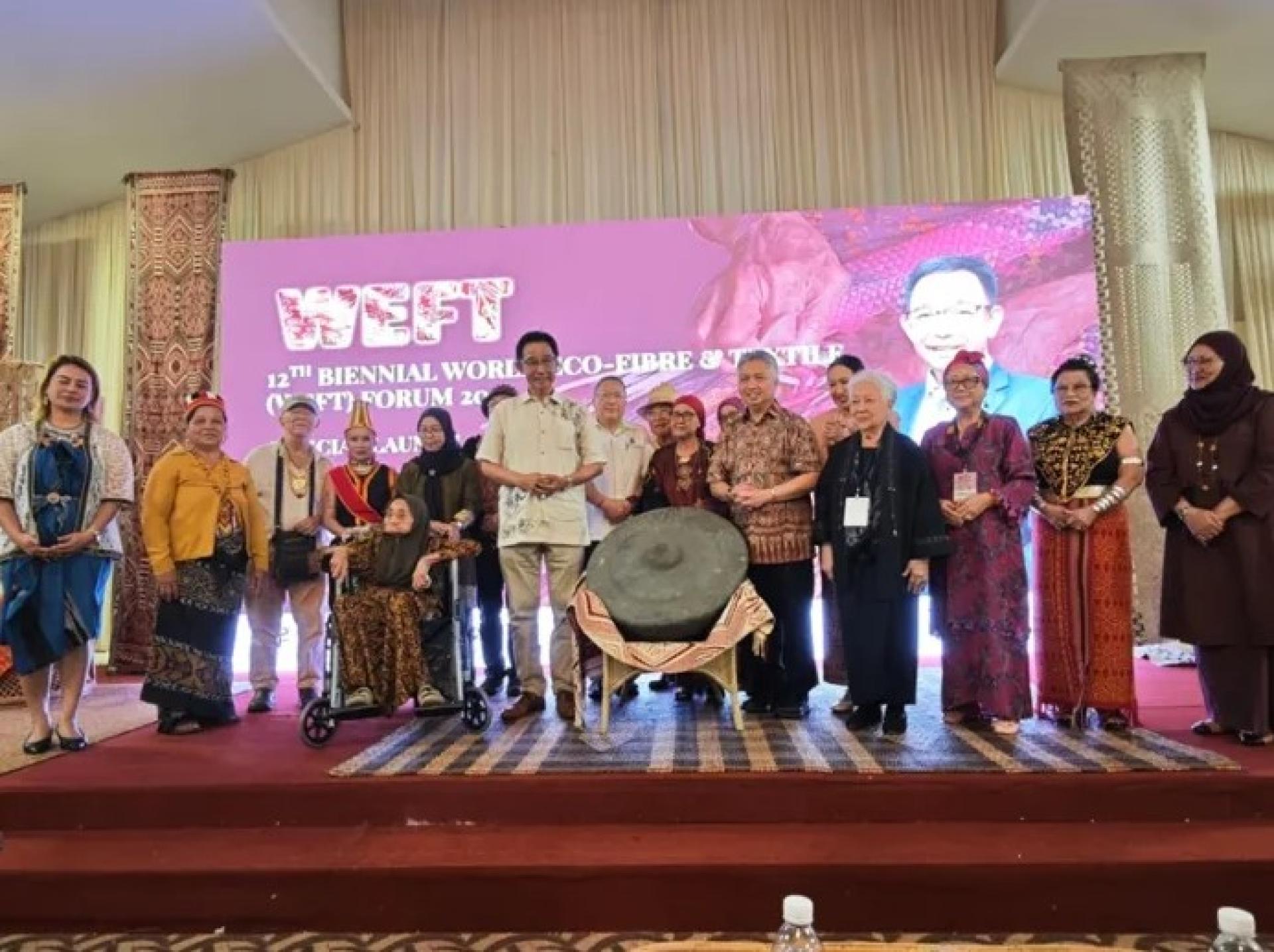 阿都卡林（左6）与嘉宾及工艺大师在2025年11月14日于斯里玛利盖大厅敲响大锣，主持WEFT论坛开幕仪式后合影。