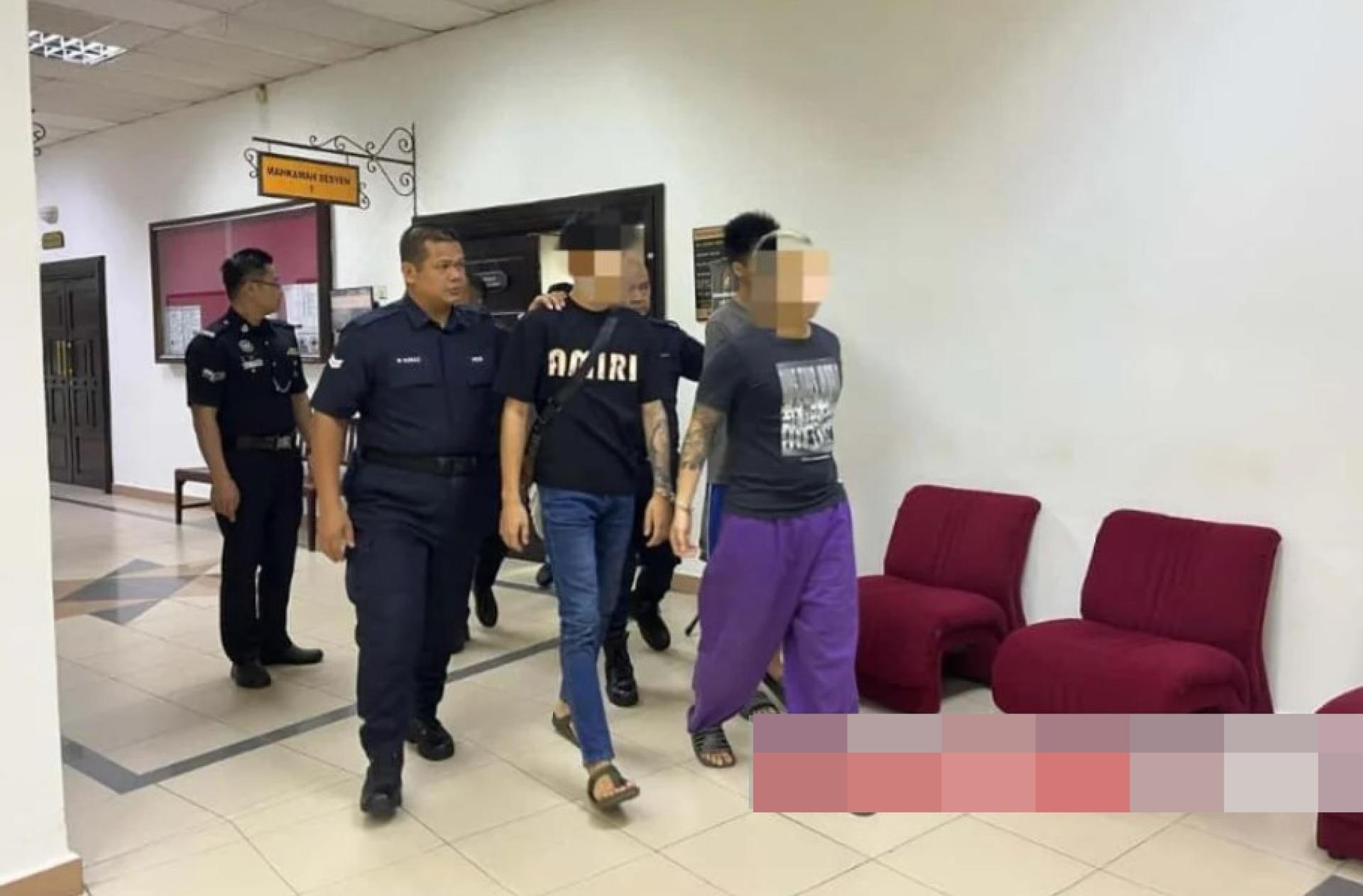 被告从地方法院被押出庭。