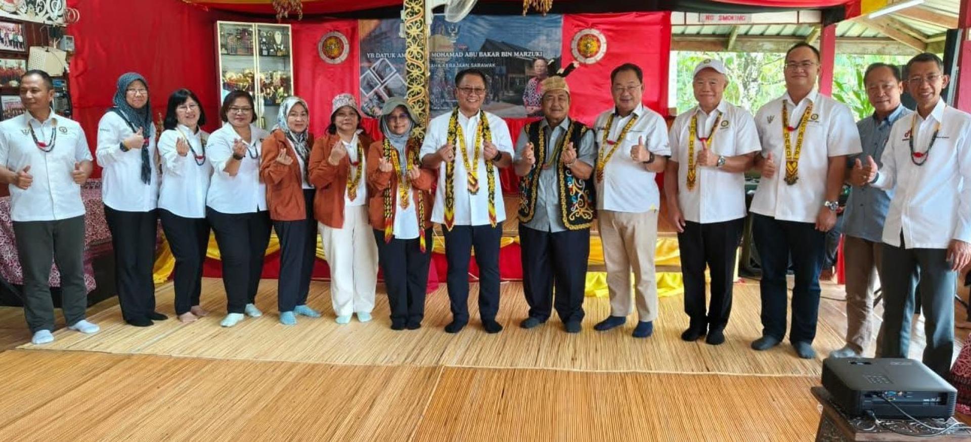 阿布巴卡（左8）访问双溪阿刹时留影。