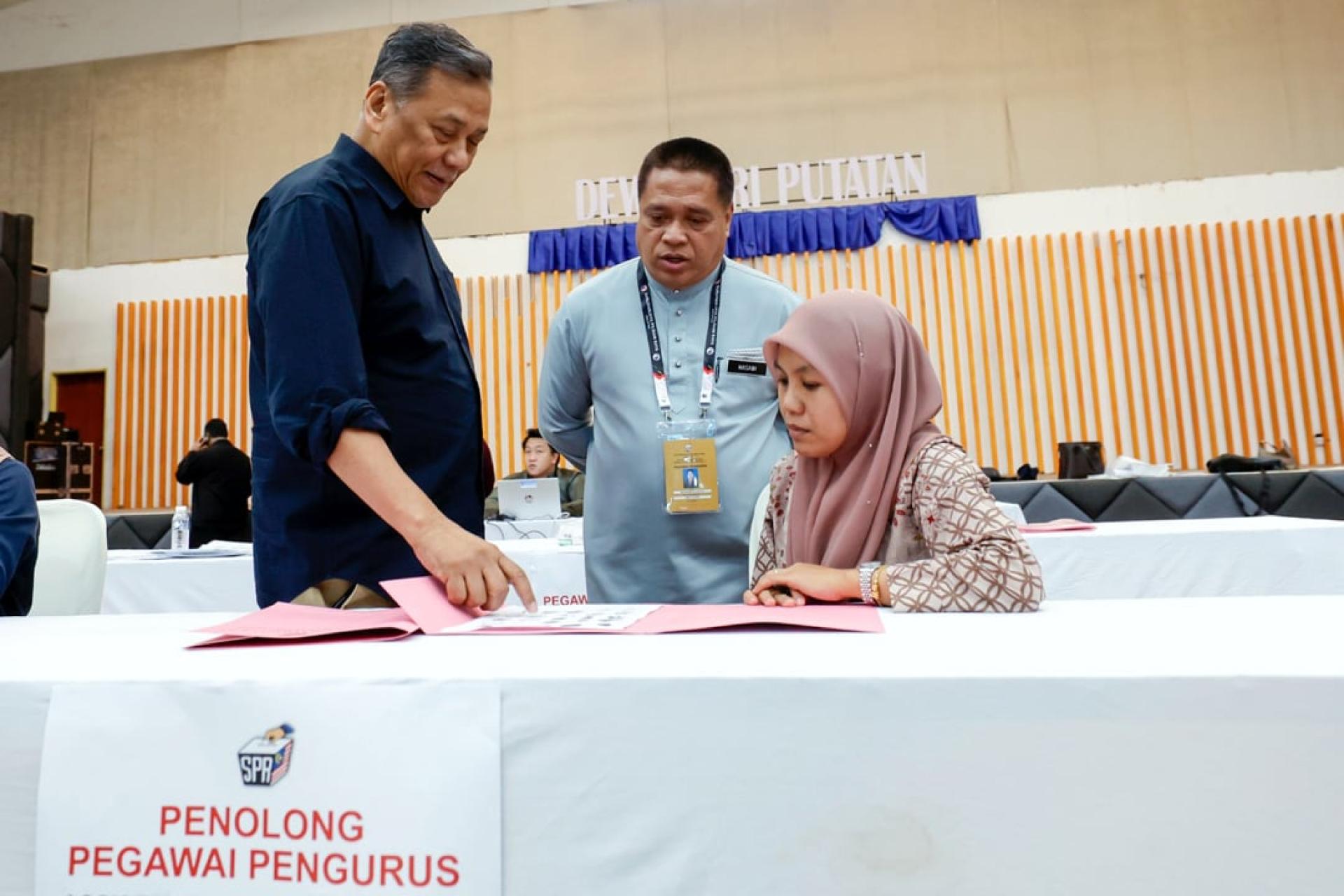 选委会主南兰哈伦（左）在提名中心之一的斯里布达丹礼堂巡视彩排工作。