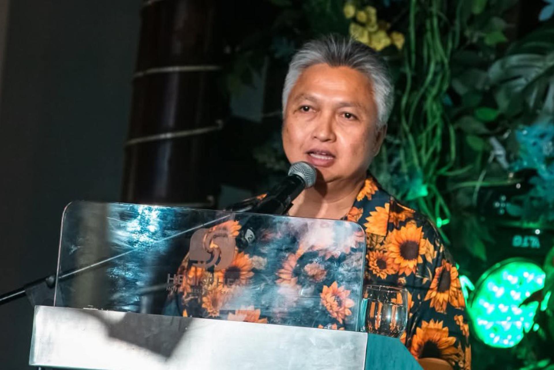 斯诺登在“AIFFA 2025 星光之夜”开幕式上致词。