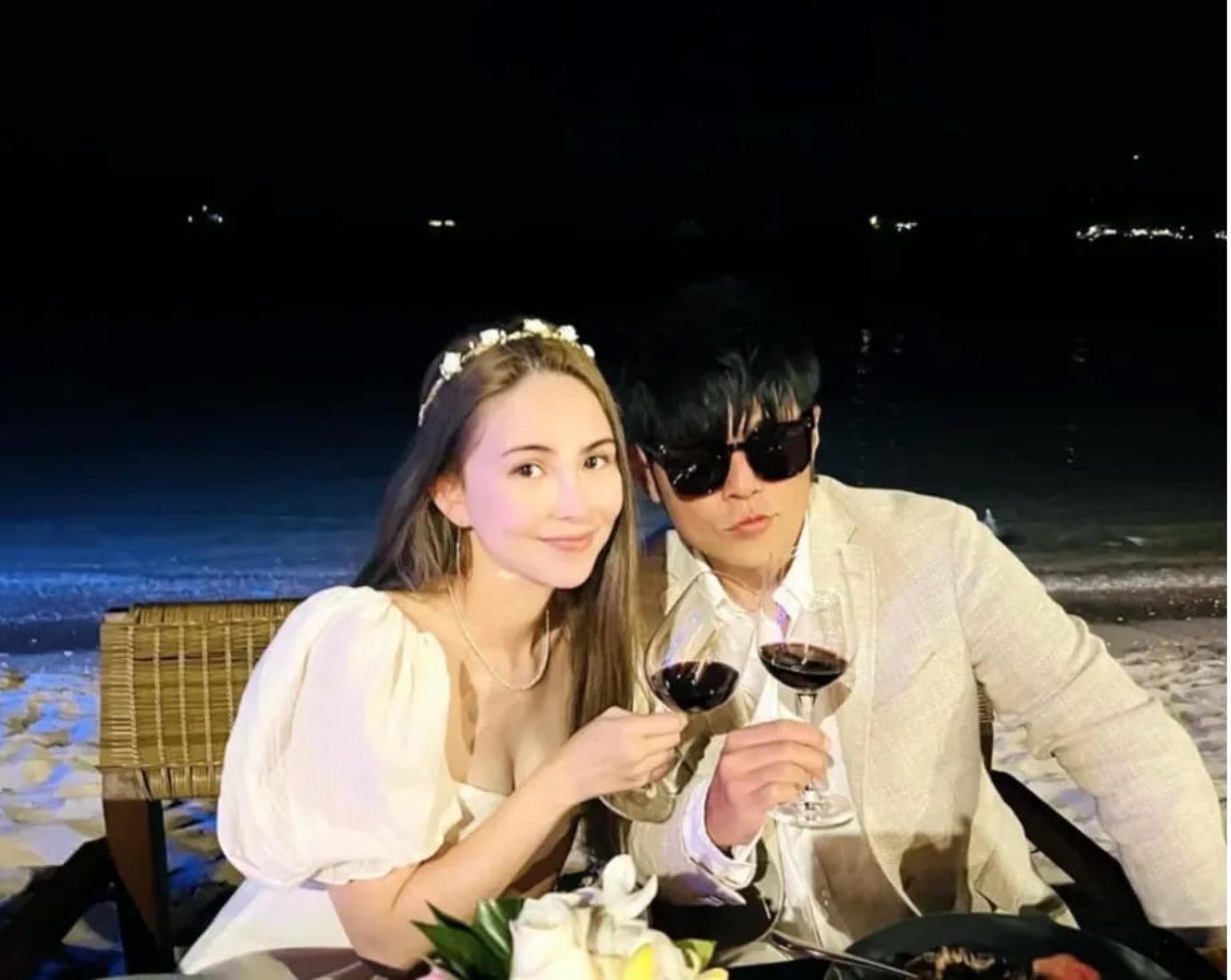 周杰伦与昆凌结婚10年，感情甜蜜如新婚。