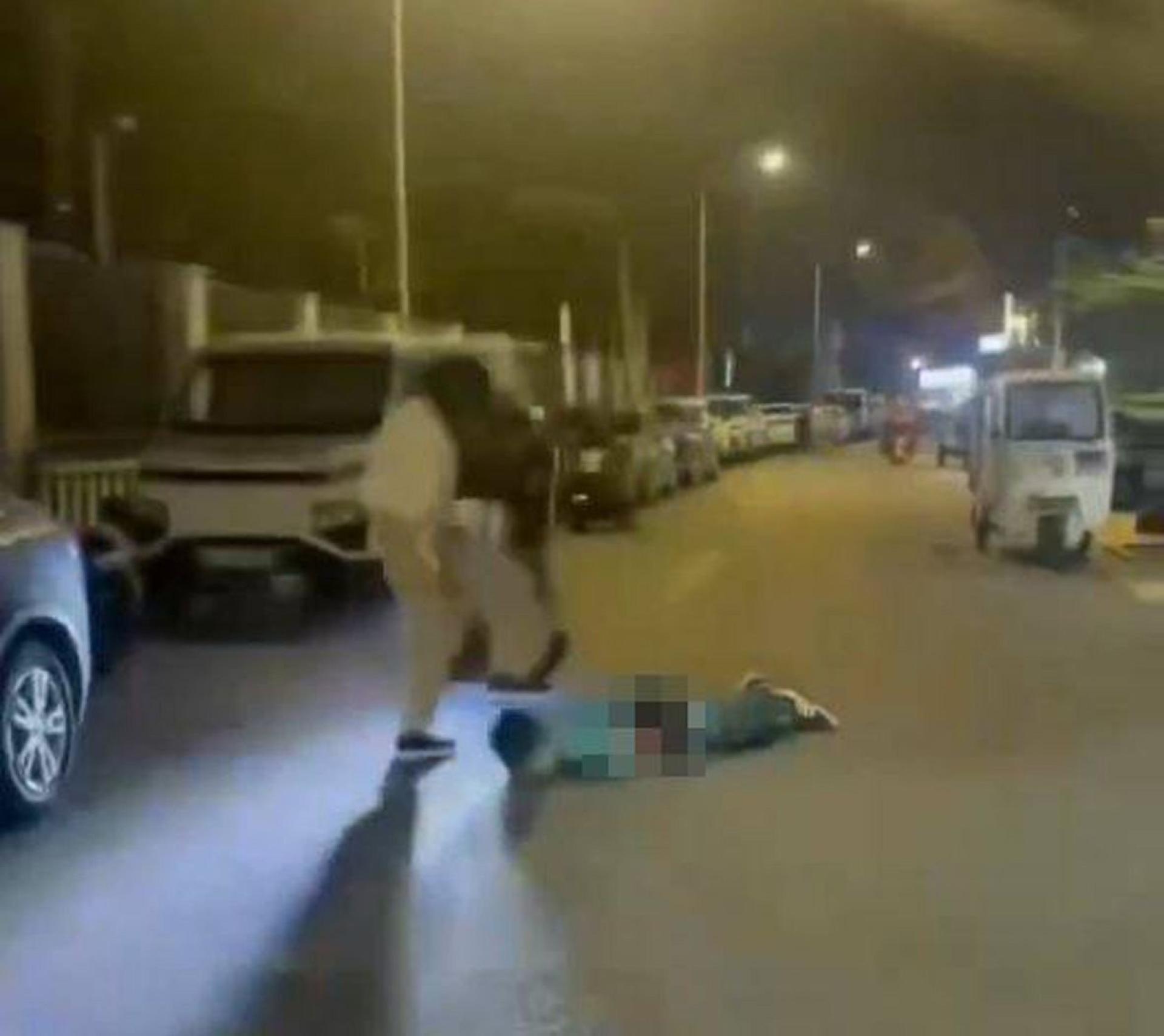 快递员染血倒地后仍遭人狂踢猛踩头部，但无人阻止。