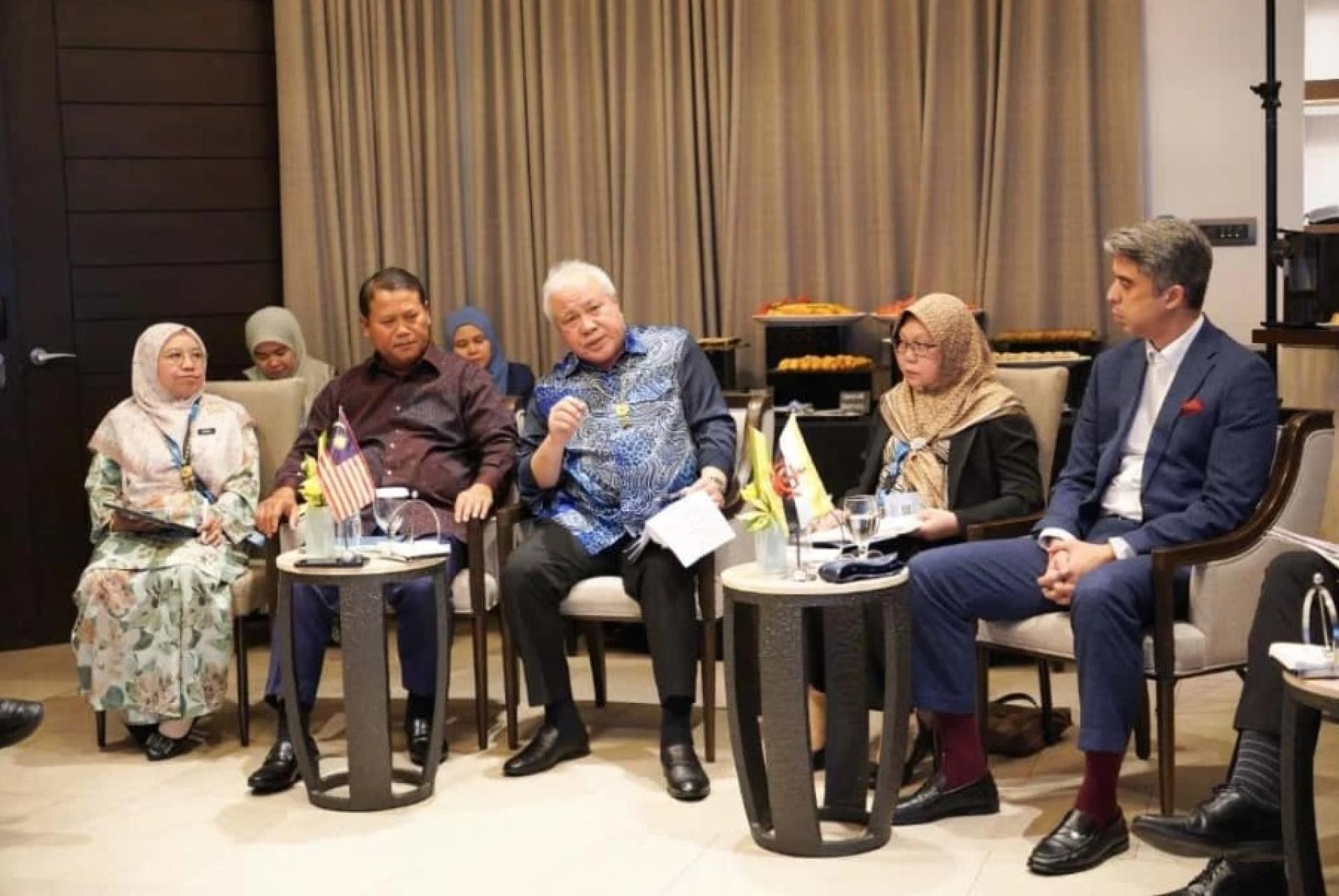 阿旺登雅（中）在部长级会议上发言。