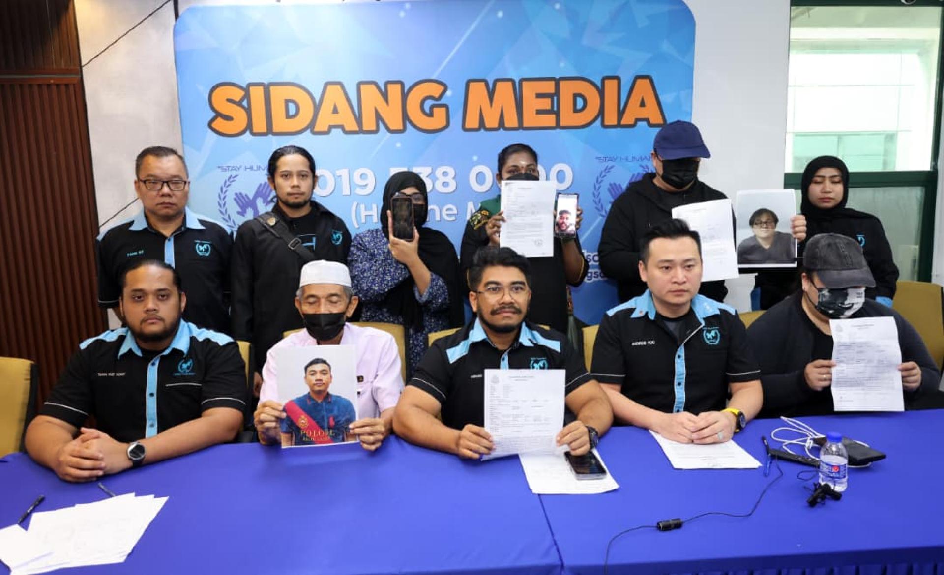 6名受骗者的家人向大马人道主义组织求助，坐者左3起是希山和胡杰良。