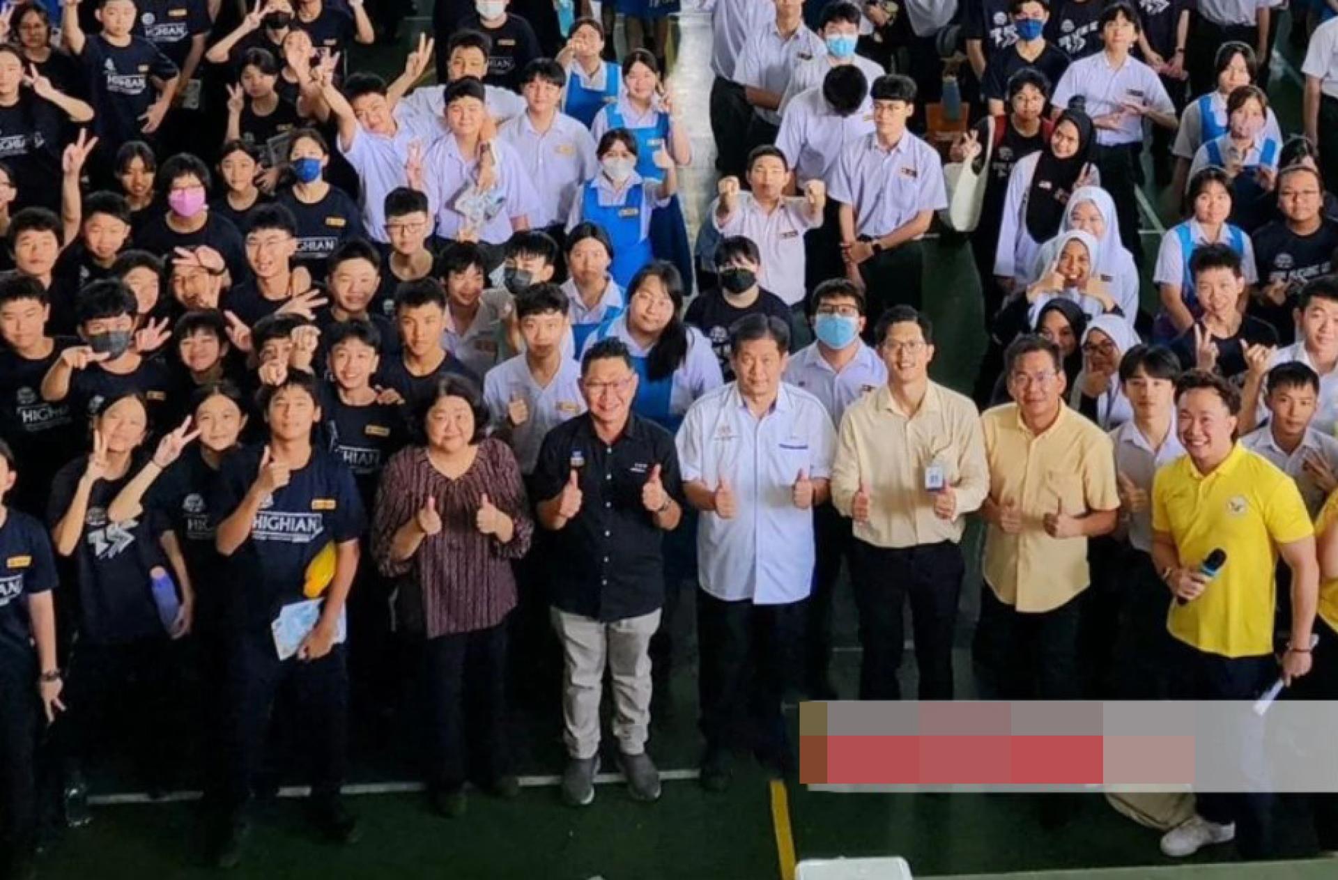 来宾与古晋高级中学学生和教师合影。