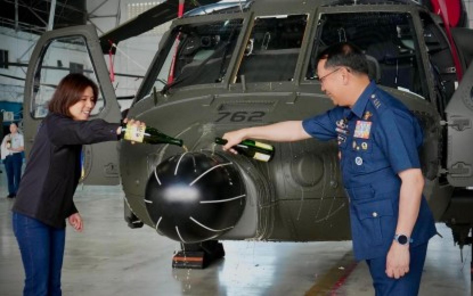 菲律宾空军总司令科杜拉中将（右）与预算部长邦安达曼在帕赛市维拉莫空军基地250总统空运联队机库主持五架新购S-70i“黑鹰”直升机的启用仪式。