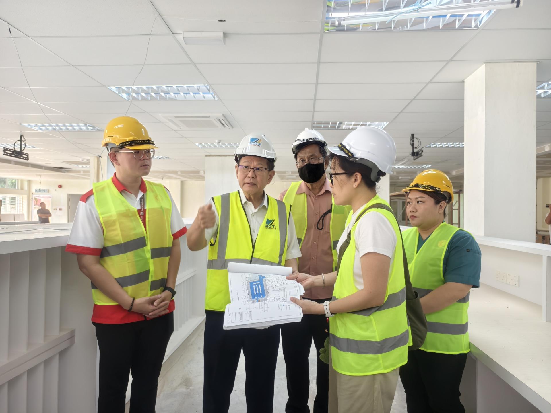 砂交通部长拿督斯里李景胜（左2）巡视美里红新月会洗肾中心第一大厅翻修工程。