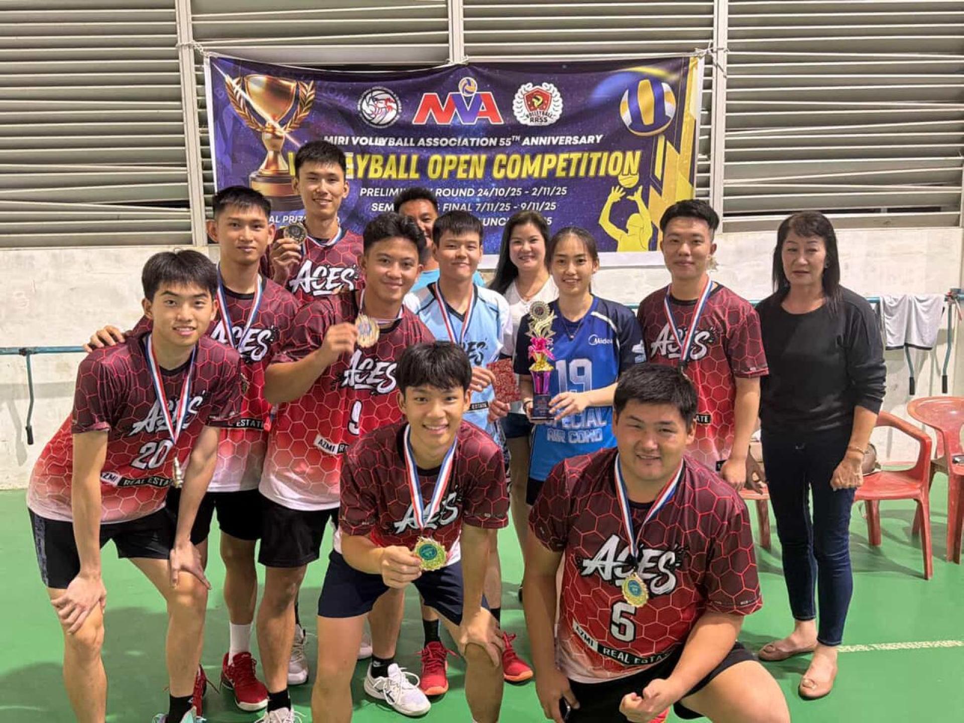 男子组冠军 Aces AZMI全体球员和筹备会主席李世豪（前排右）合影。