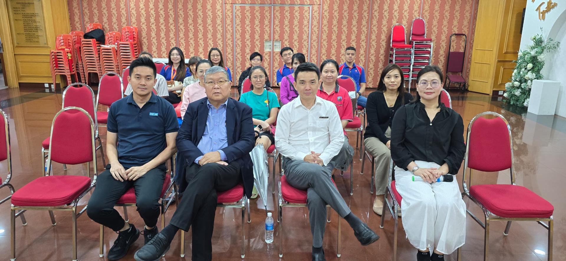 美里中华总商会与吉隆坡消防预防组织（PPKKL）联手举办“防火意识讲座会”与会者合影。