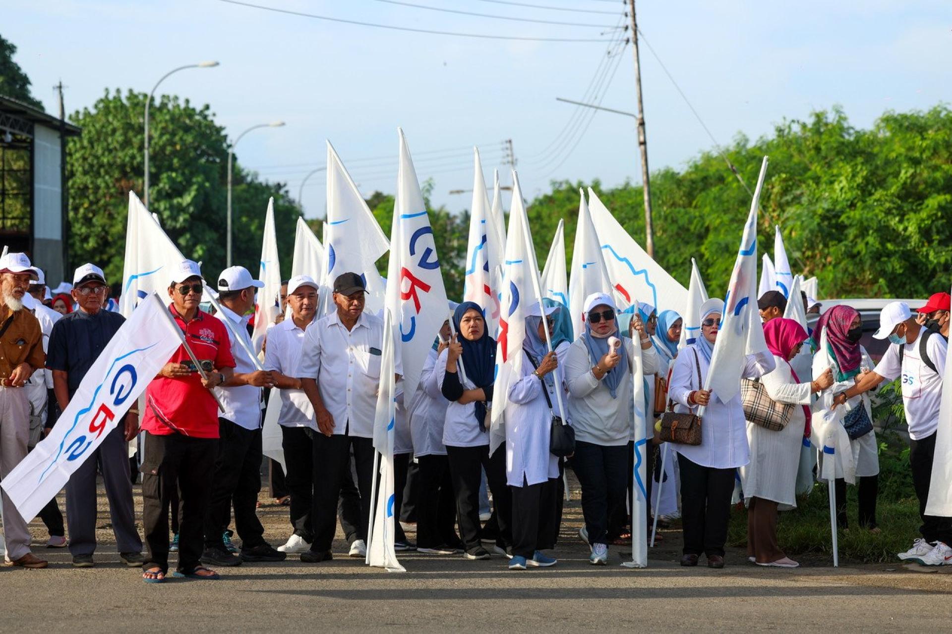 沙巴人民联盟支持者已经抵达提名中心一带。