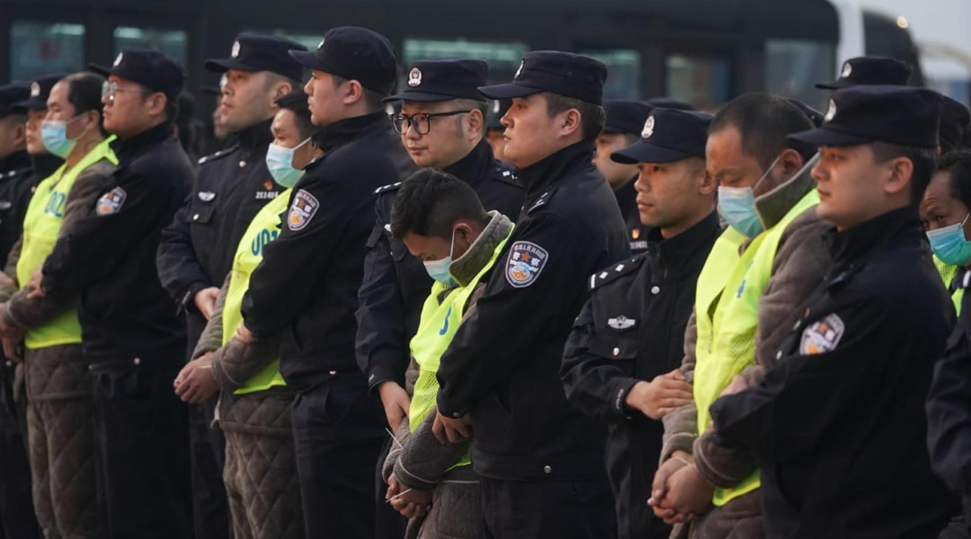 今年2月，缅甸妙瓦底地区的200名中国籍涉诈犯罪嫌疑人，经泰国由中国公安机关押解回国。（图：新华社）