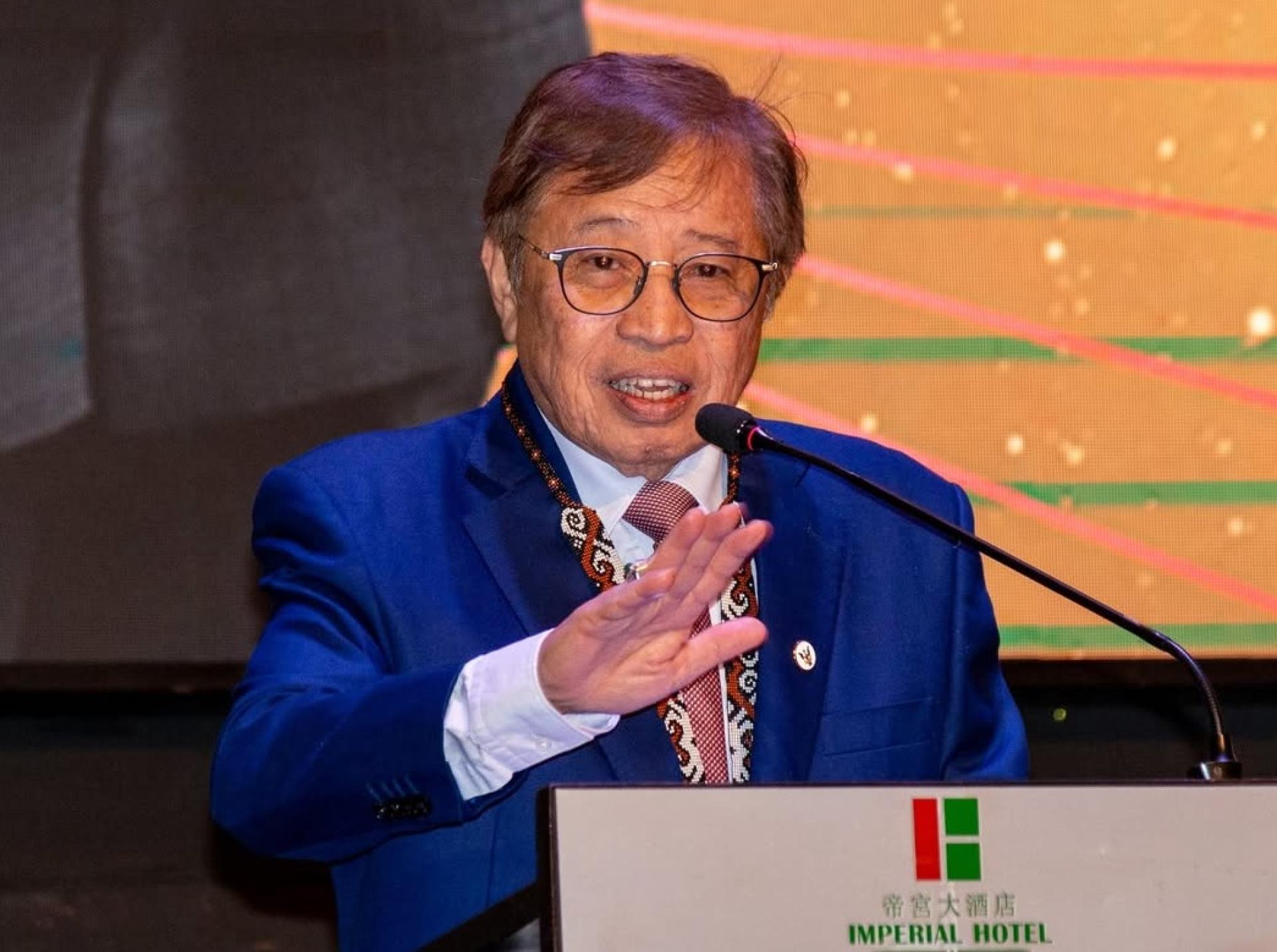 总理阿邦佐哈里在会上致词。