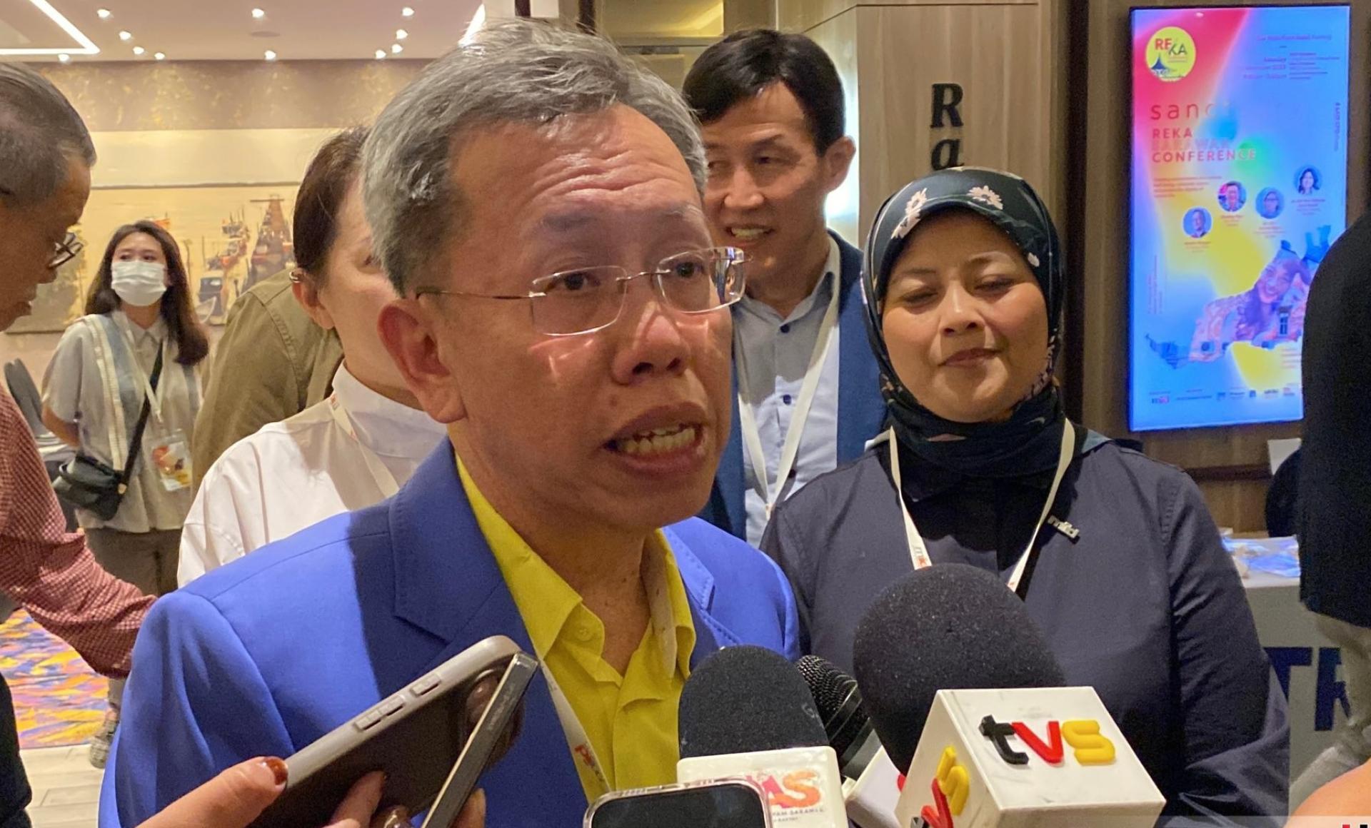 砂副总理拿督阿玛沈桂贤接受媒体采访一瞥。