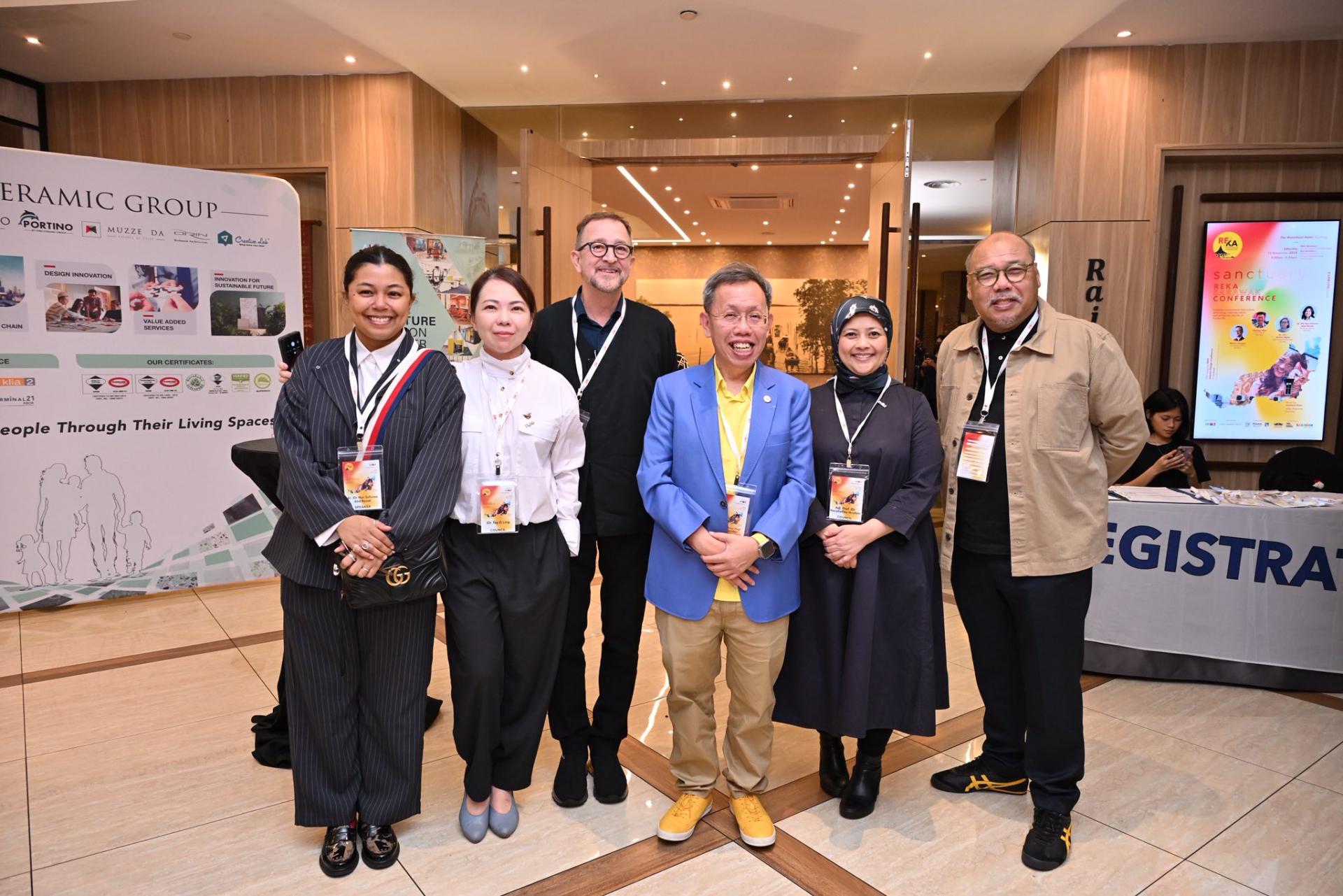 马来西亚室内设计师协会 (MIID) 主席诺莎菲娜（右2）连同在场理事们与开幕主宾拿督阿玛沈桂贤合影。