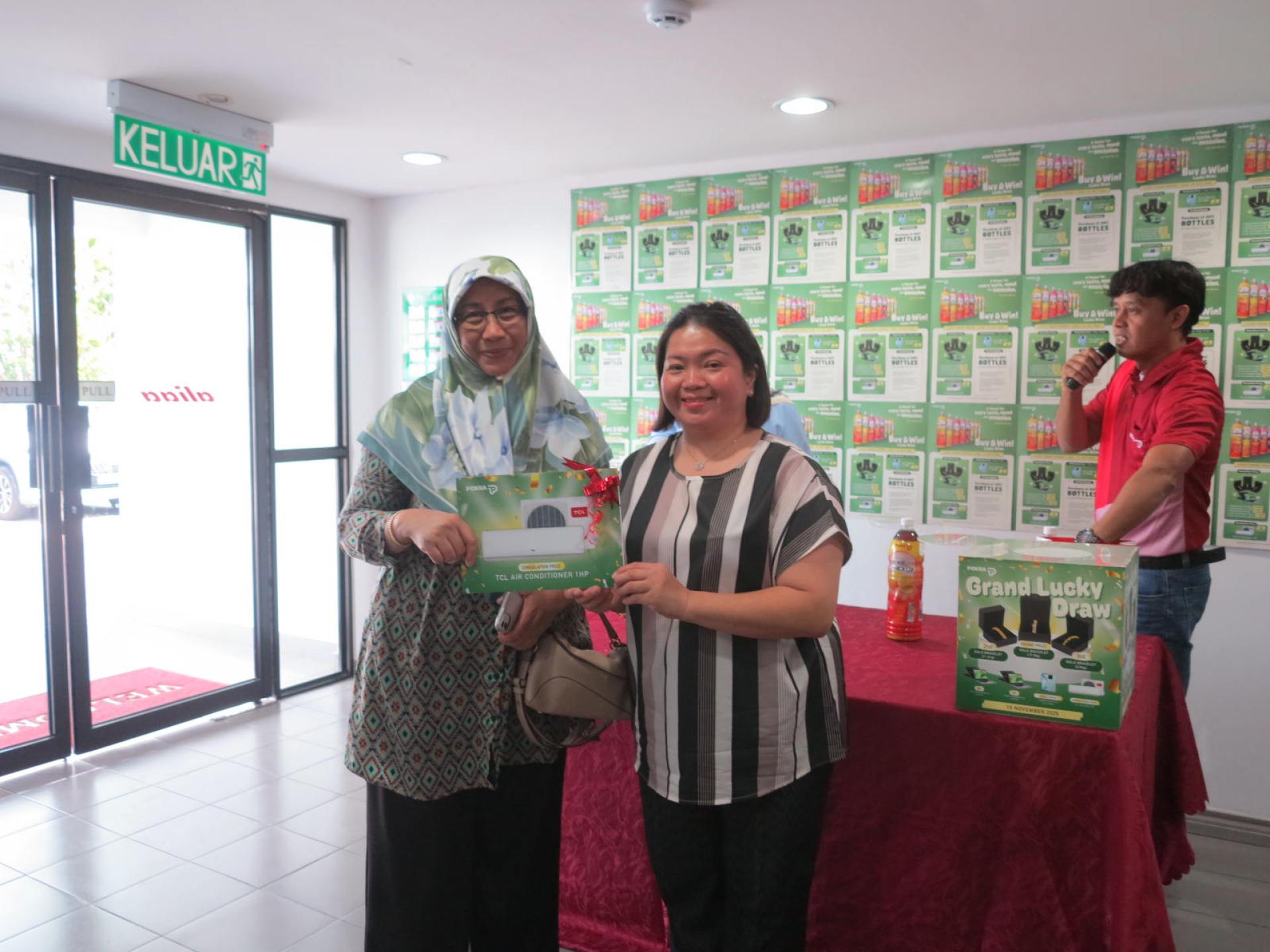 Cataleya Trading公司行政经理吕雅萍颁发安慰奖品予幸运儿。