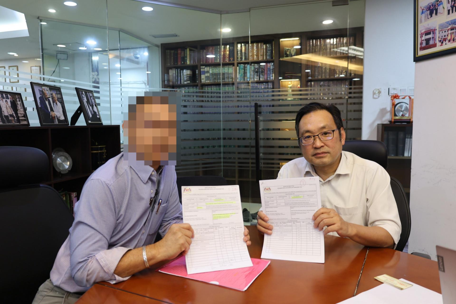 美里事主（左）亲自现身说法，在张健仁（右）的陪同下，向媒体展示假官员伪造政府采购订单。