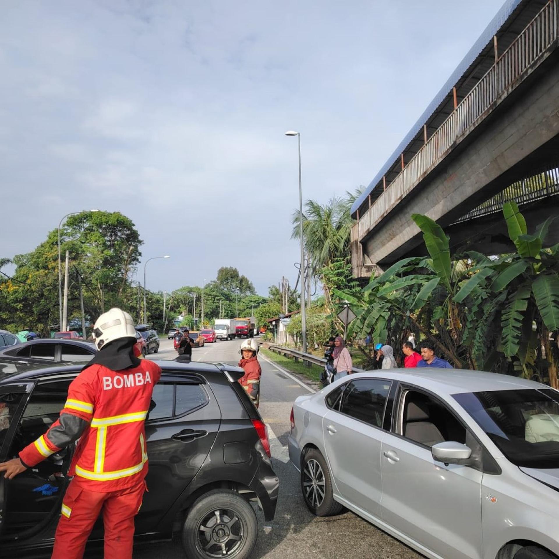 消拯员受召到场提供援助。