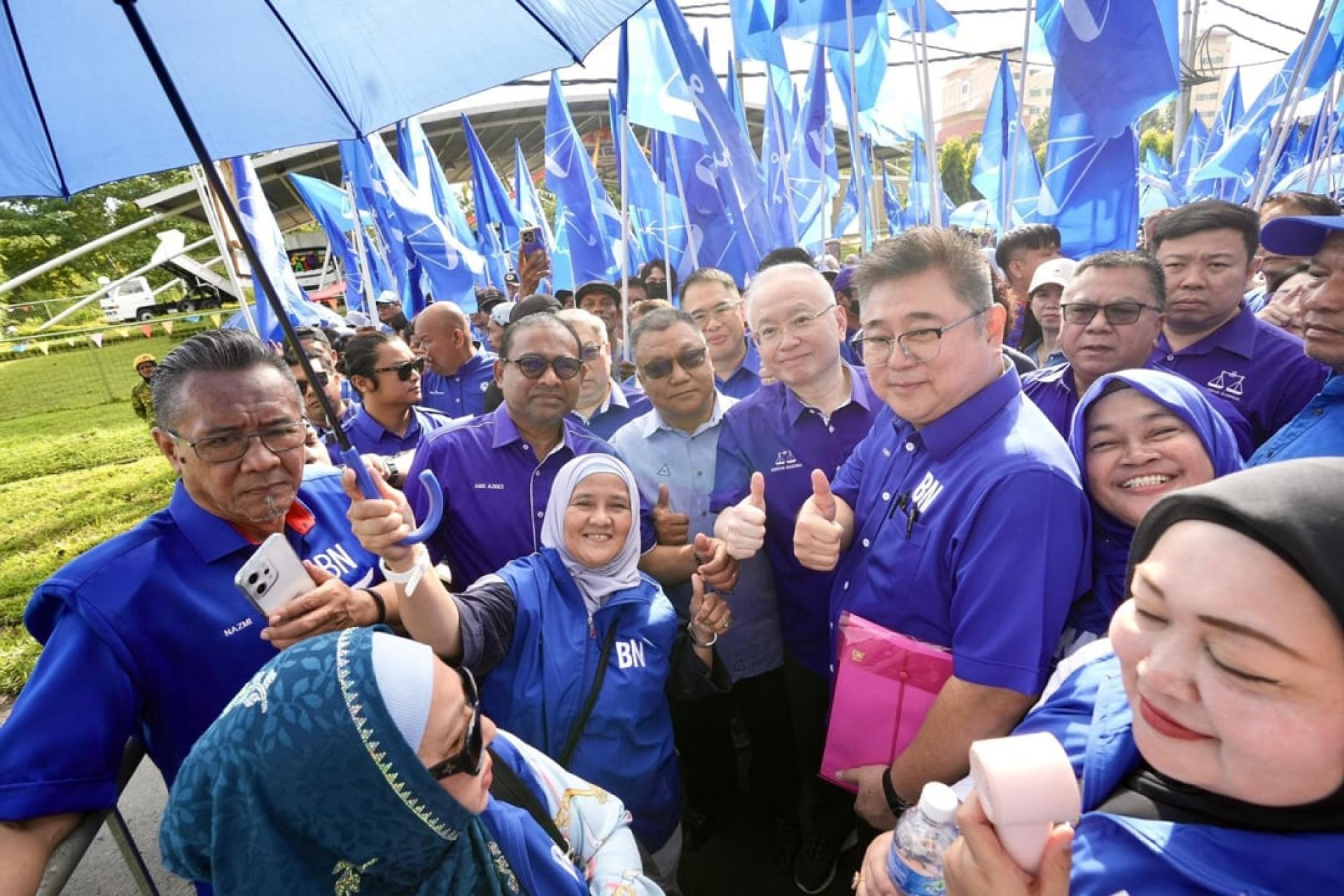 魏家祥和国阵团队陪同加拉敏汀州议席候选人拿督陈锦雄前往提名中心。