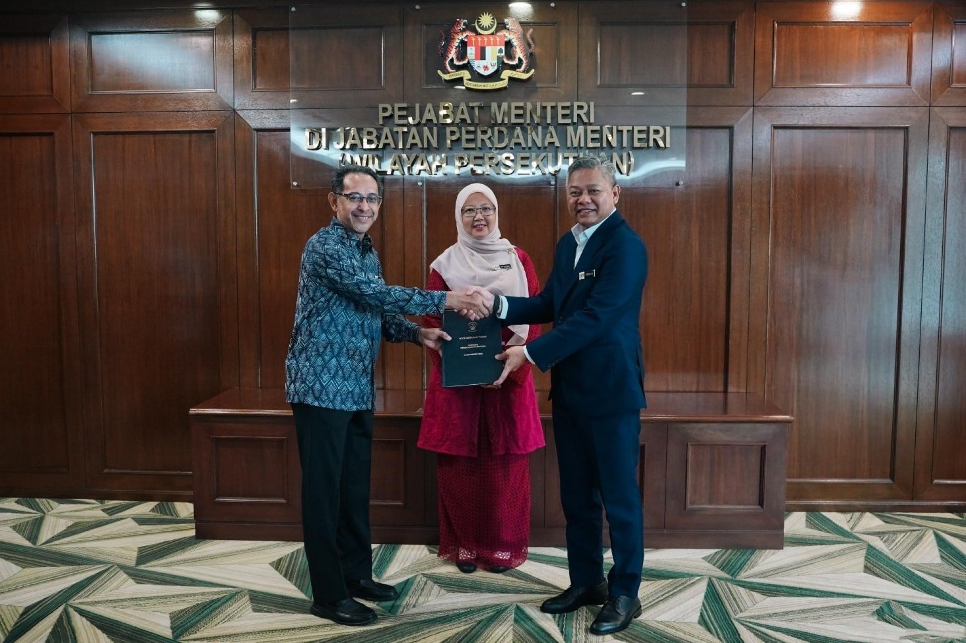 扎丽哈（中）见证法伦（右起）与莫哈末沙克里的交接职务仪式。