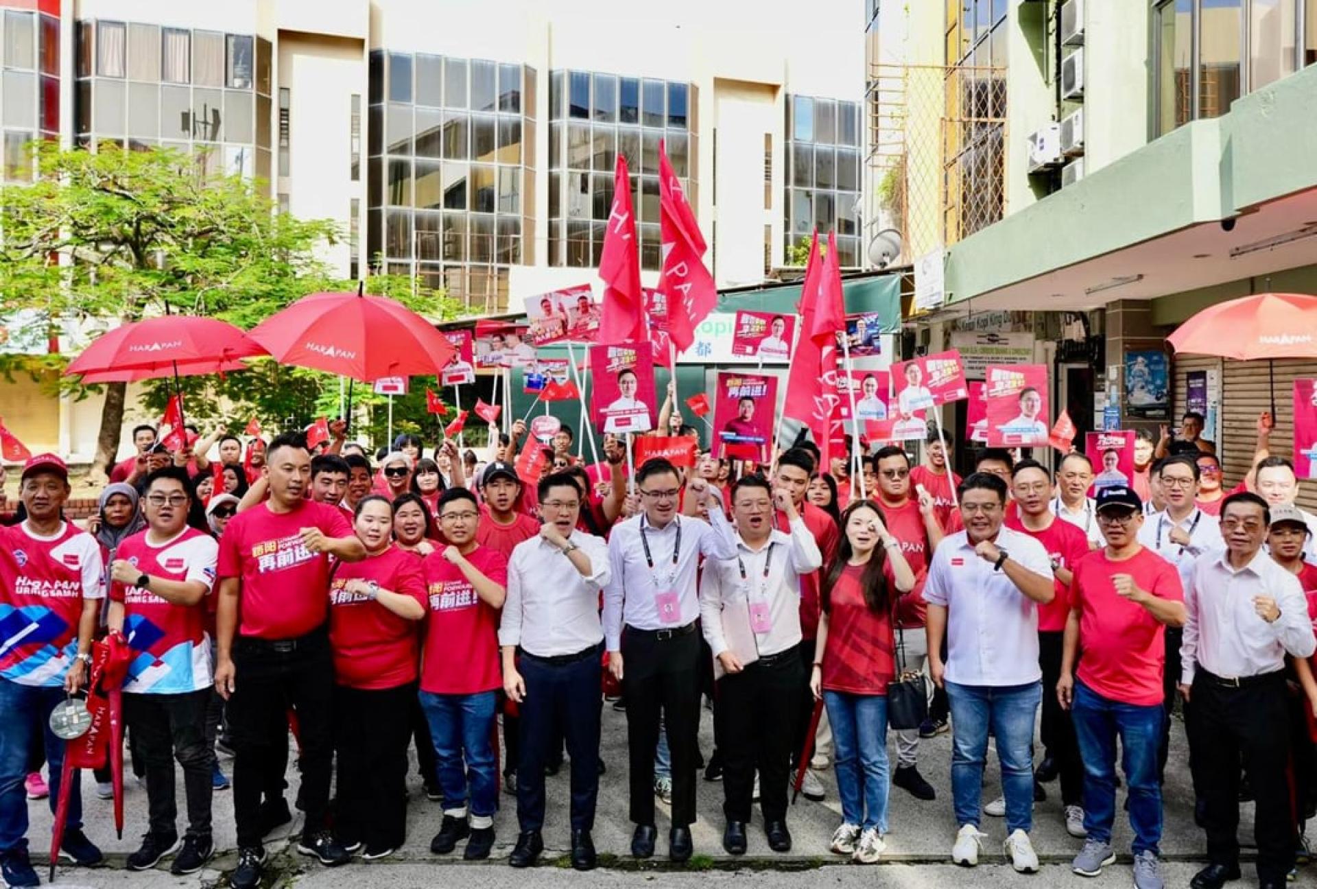 冯晋哲及陈龙维和支持者前往提名中心。